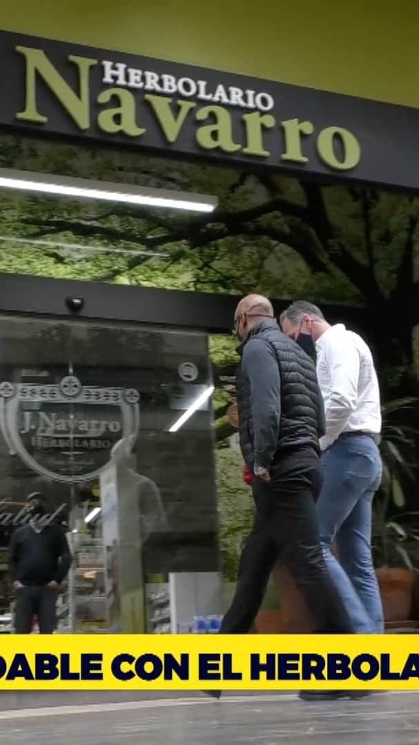 ビジャレアルCFのインスタグラム：「¡Hora de comer 🤤!  Las leyendas del #Villarreal, @marcossenna19 y el @valenciabasket, @vluengo15, se reúnen con los expertos en cocina y nutrición de @herbolarionavarro 👨‍🍳 para aprender una receta sana, sencilla y deliciosa.   ¡Apuntad 📝! . Time to eat 🤤! . #Villarreal legend @marcossenna19 and @valenciabasket legend @vluengo15, met the experts in cooking and nutrition from @herbolarionavarro 👨‍🍳 to learn a healthy, easy and delicious recipe. . Make notes 📝! . #Villarreal #futbol #football #soccer #LaLiga」
