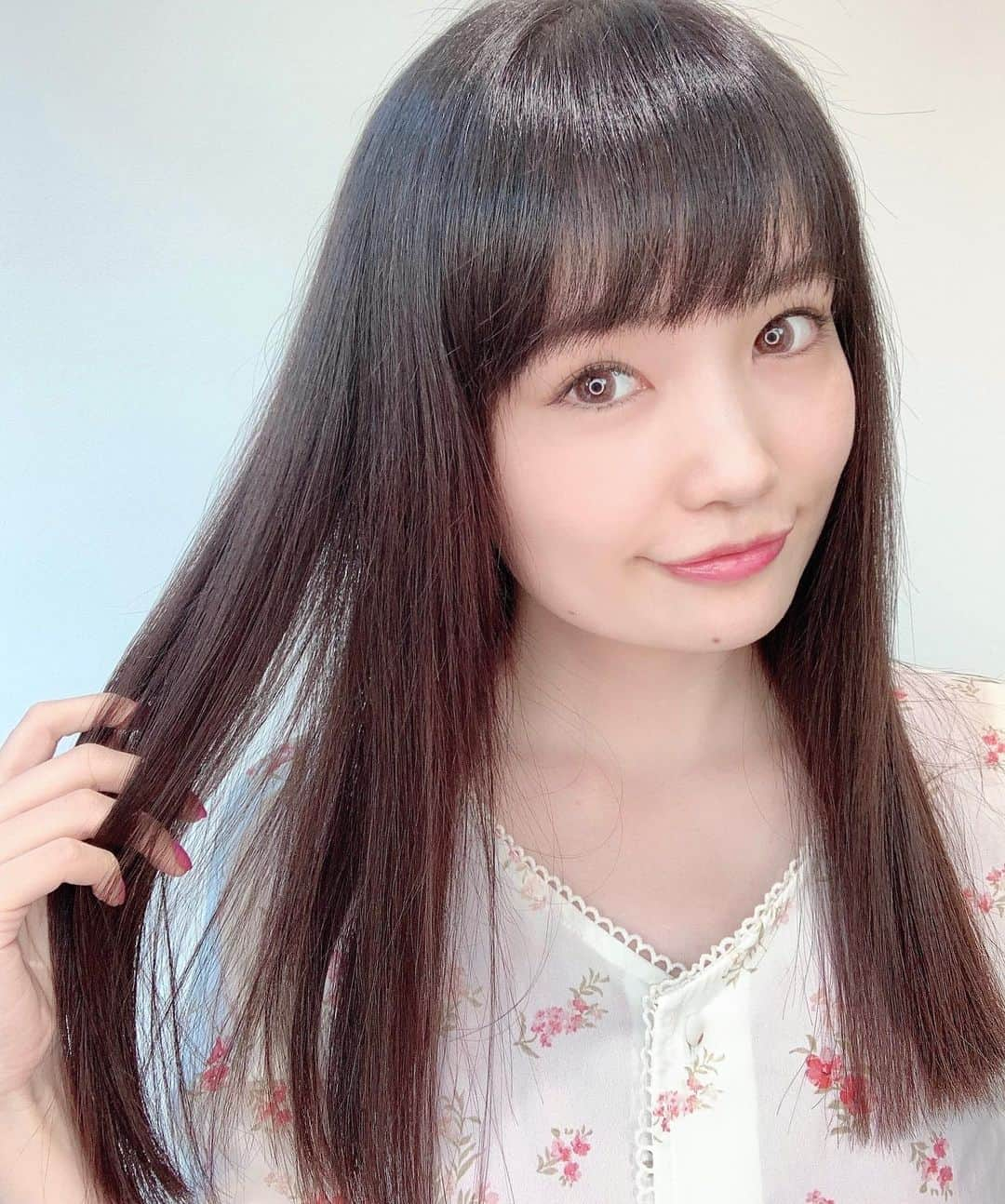 浅井麻里さんのインスタグラム写真 - (浅井麻里Instagram)「💇‍♀️✨✨✨✨﻿ ﻿ 髪つやつやサラサラ〜❤️﻿ ﻿ 3回目！K-two代表の奥村さん(@okkunnn)が﻿ 開発に携わってる髪質改善プレミアム✨💇‍♀️﻿ ﻿ 初めてやってもらった時、﻿ 自分の髪じゃないみたいなつやサラ感に﻿ びっくりしたけど、やってもらう度に﻿ 毎回感動する✨😍﻿ 髪が綺麗になってくの嬉しいー💕💕﻿ ﻿ ツヤ感すごいからぜひ動画みてほしい！👀﻿ ﻿ ﻿ いよいよ来年出る、最新のトリートメント✨﻿ 根本から髪質を変えてくれて、﻿ 髪の毛の水分量やタンパク質量が﻿ 通常の1.5倍にもなるの✨😳﻿ 一回でも効果抜群なんだけど、﻿ 回数を重ねる度に、どんどん美髪に✨﻿ ﻿ お家でシャンプーやトリートメント、﻿ 洗い流さないトリートメントも使ってて、﻿ 湿気や乾燥に負けず、﻿ ストレートキープできるっ❤️👏﻿ ﻿ ﻿ #オッくんプレミアム#髪質改善プレミアム#バイカルテ#髪#ヘアケア#ヘアケアー#トリートメント#モデル#サロンモデル#hairstyle」12月30日 22時45分 - mari_asai_625