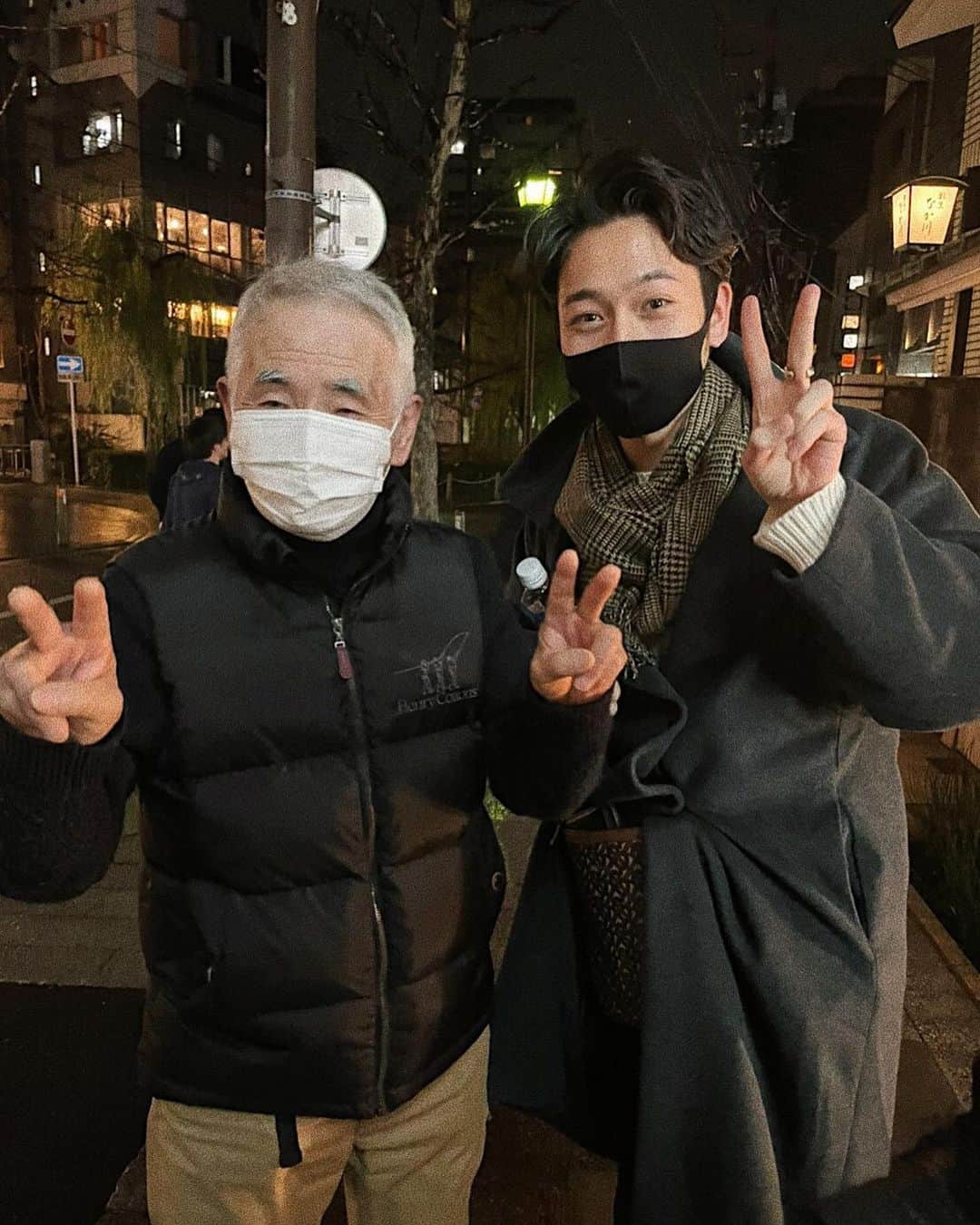 上杉圭哉さんのインスタグラム写真 - (上杉圭哉Instagram)「めちゃくちゃ久々におじいちゃんおばあちゃんに👴🏽👵🏾 このコロナのせいでずっと会えなかったけど検査受けてやっと会えた〜 ・ いつも会ったら「こーやって孫とご飯一緒に食べれて幸せやぁ」って言ってる笑 ・ いつも優しくて可愛いおじいちゃんおばあちゃんと会えて僕も幸せでした〜ありがとう〜😽 ちょっとでも老後楽しんでもらえるように仕事頑張るよ✌︎ #おじいちゃん #もぐもぐ顔 #可愛すぎる #会えて嬉しかった #年末 #全力の #ダブルピース」12月30日 22時38分 - keiya_uesugi