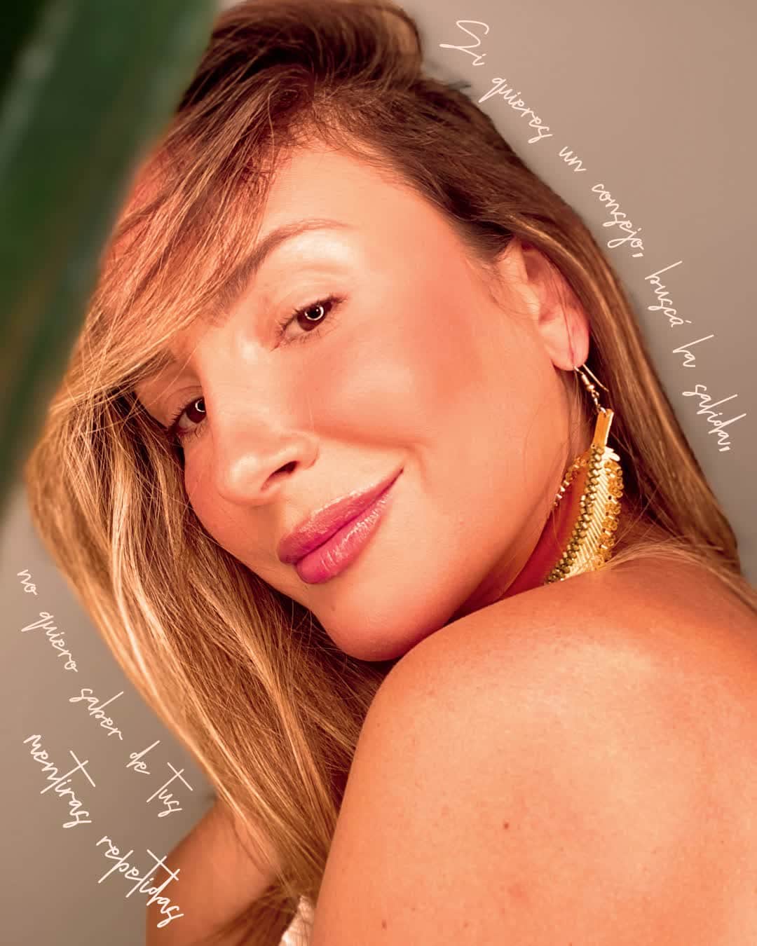 Claudia Leitteのインスタグラム：「#SolASol  𝟢𝟧. 𝒟𝑒𝓈𝑒𝓂𝒷𝒶ç𝒶 [𝒱𝑒𝓉𝑒 𝒹𝑒 𝑀𝒾 𝒱𝒾𝒹𝒶] ⠀ 🌡 Previsão: Sol, calor e tempo abafado o dia todo. ☀ ⠀ Tem quem ache que o espanhol já tem um clima "caliente" por si só. Se DESEMBAÇA é um recado claro pro ex, VETE DE MI VIDA é um decreto pra deixar com gosto de "quero mais". Mas "vuelve a la fila, baby", porque "esta cosita linda" é muito sol pra você e pode te queimar!」
