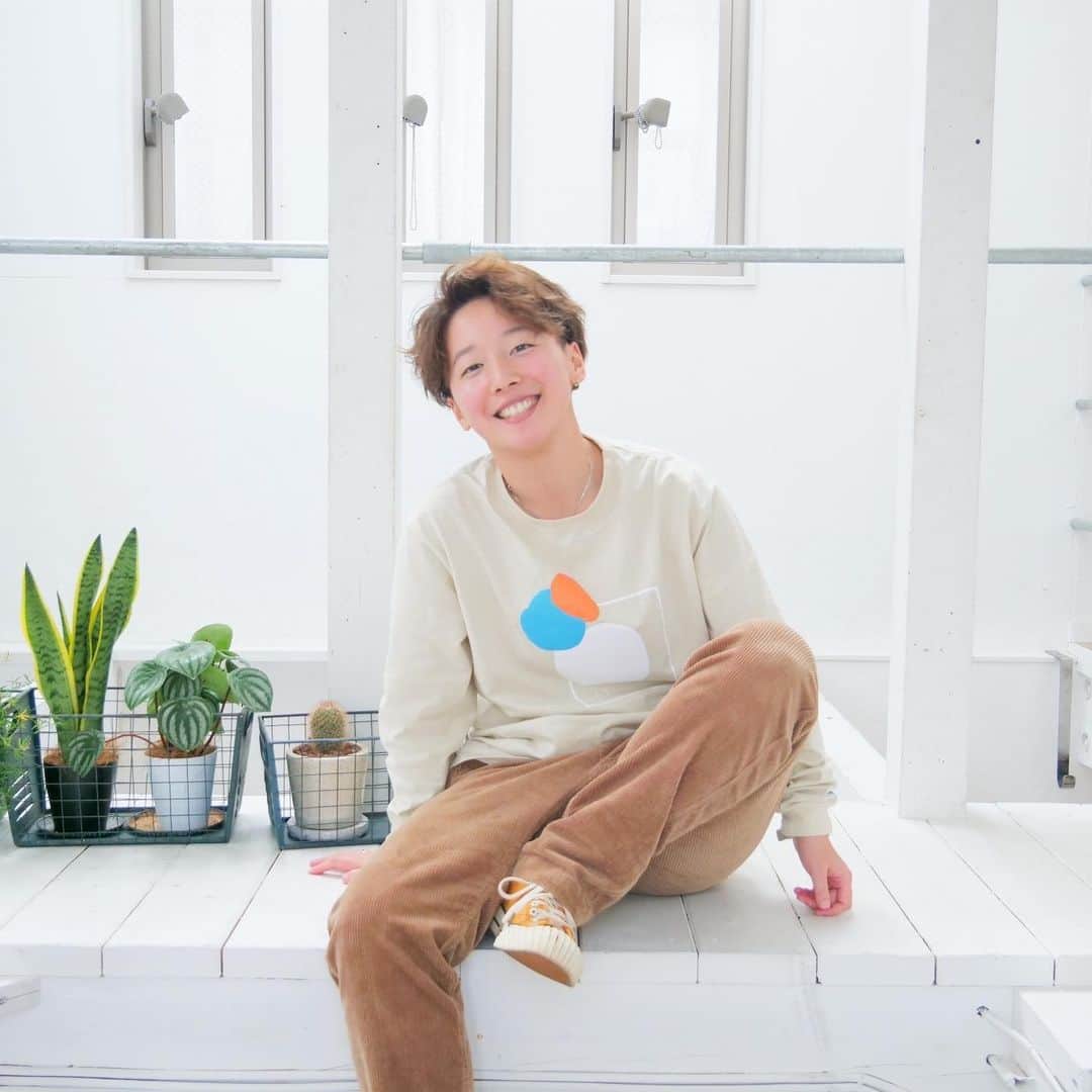 ひなたさんのインスタグラム写真 - (ひなたInstagram)「ついに服とか作っちゃいました。 手に取って見てもらったら1秒でわかるくらい自分らしさをターーンと詰め込みました。  だから触れて、見て、感じて纏った時の気持ちをこっそりひなに教えてください。  あなたの明日も明後日もあささってもあさささっても笑顔で溢れますように♡」12月30日 22時39分 - imomuhi_nata
