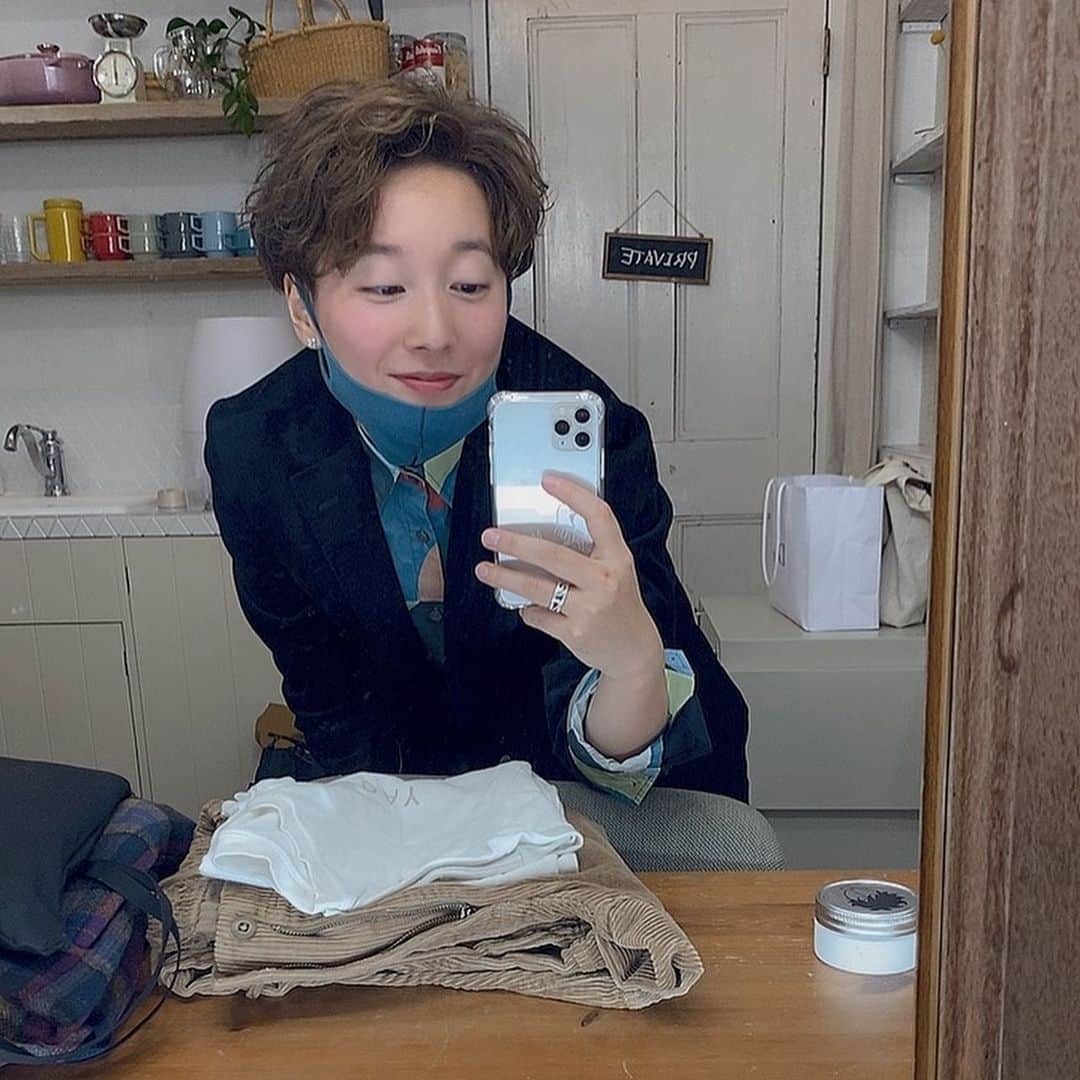 ひなたさんのインスタグラム写真 - (ひなたInstagram)「ついに服とか作っちゃいました。 手に取って見てもらったら1秒でわかるくらい自分らしさをターーンと詰め込みました。  だから触れて、見て、感じて纏った時の気持ちをこっそりひなに教えてください。  あなたの明日も明後日もあささってもあさささっても笑顔で溢れますように♡」12月30日 22時39分 - imomuhi_nata