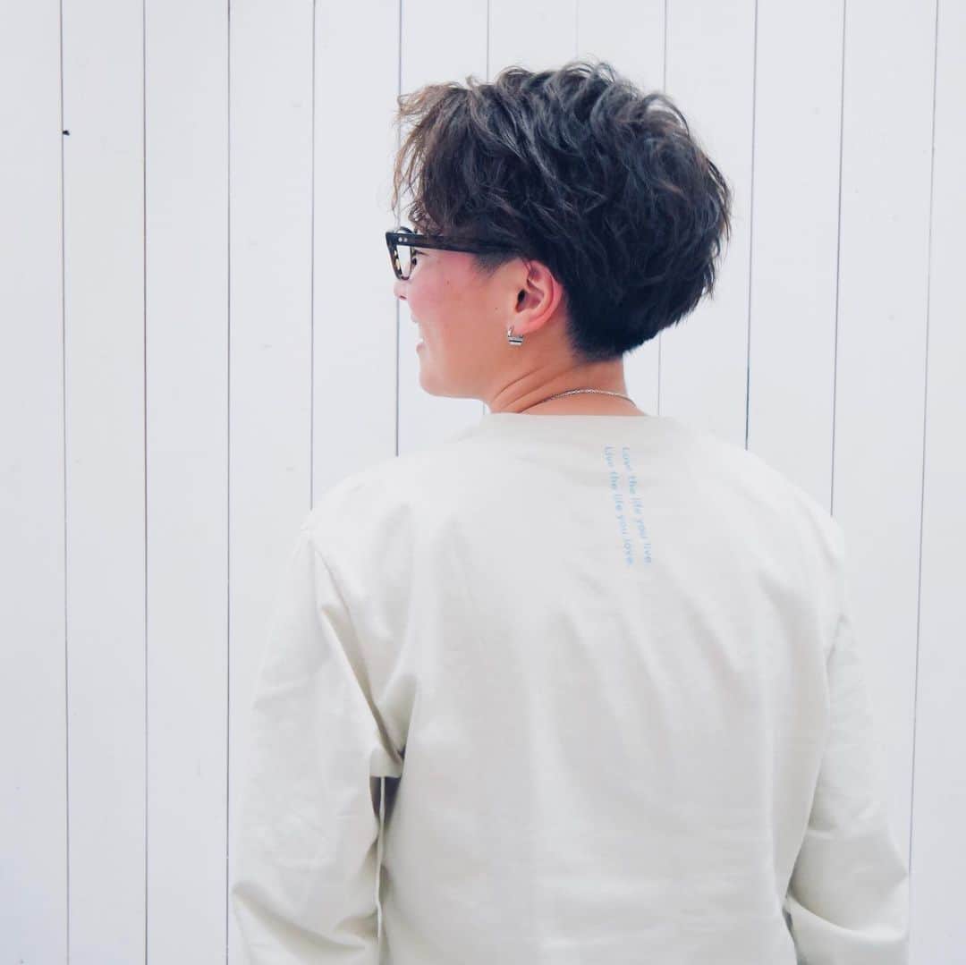 ひなたさんのインスタグラム写真 - (ひなたInstagram)「ついに服とか作っちゃいました。 手に取って見てもらったら1秒でわかるくらい自分らしさをターーンと詰め込みました。  だから触れて、見て、感じて纏った時の気持ちをこっそりひなに教えてください。  あなたの明日も明後日もあささってもあさささっても笑顔で溢れますように♡」12月30日 22時39分 - imomuhi_nata