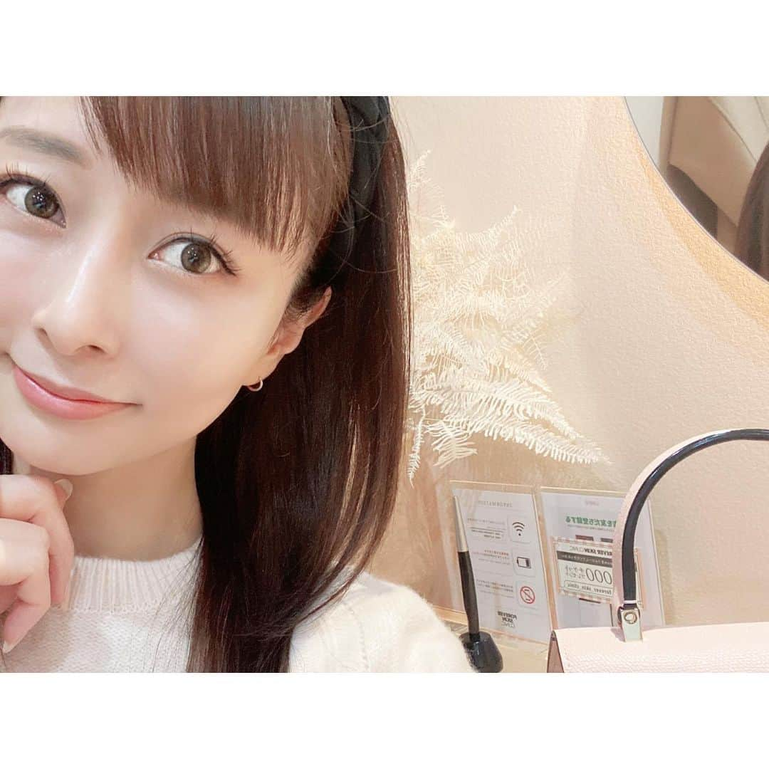 石井美保さんのインスタグラム写真 - (石井美保Instagram)「本日は今年のラストメンテナンス。 @forever_skin_clinic で月イチのマッサージピール&レーザーフェイシャル。唇のシミが再発してしまったのでピコスポットをして頂きました。  さらに、 @air_lovest_tomoka_ohno にカットもしてもらってきました。夏から髪が伸びっぱなしだったので、傷んでいた部分をおもいっきりカットしてスッキリ！」12月30日 22時42分 - miho_ishii