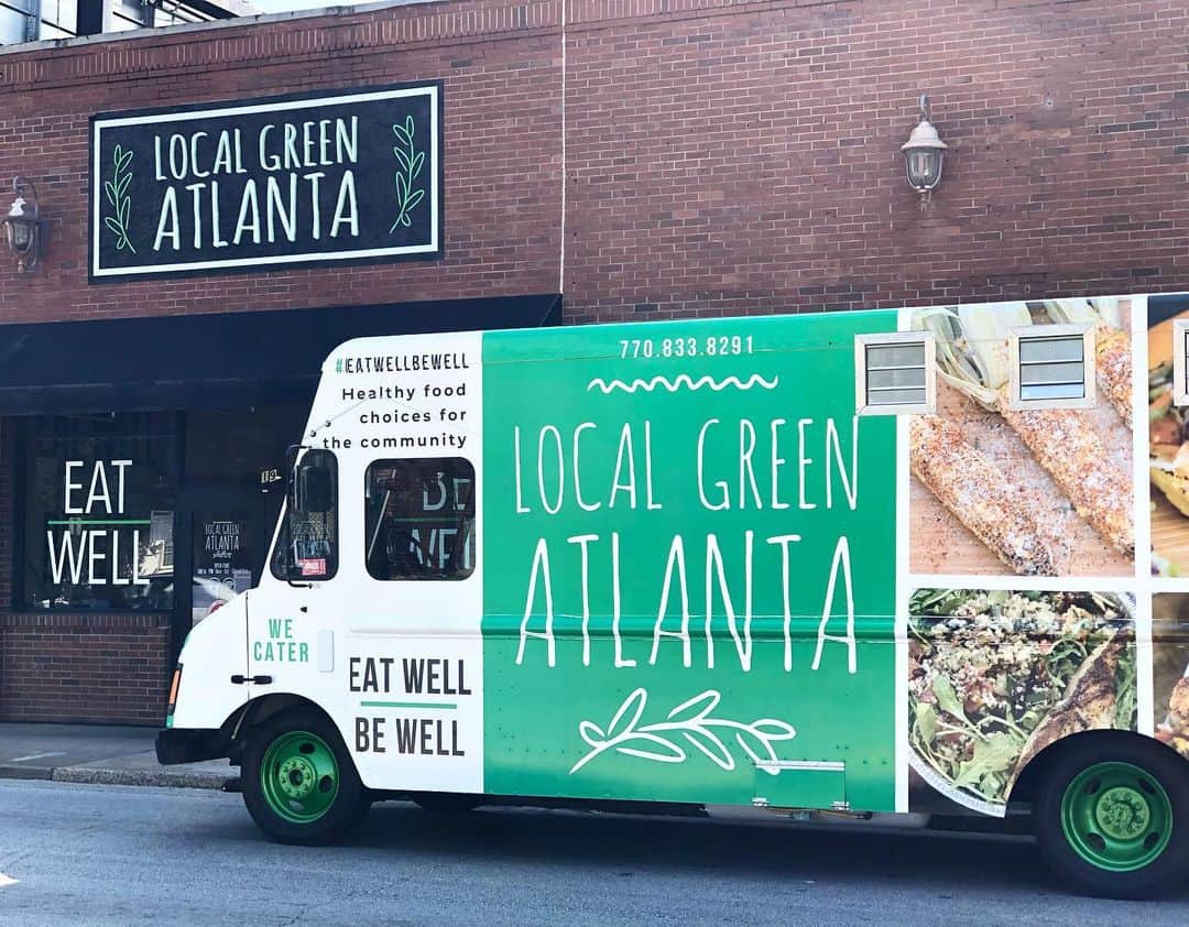 ケリー・ヒルソンのインスタグラム：「Blessing the Eastside w/ healthy, great tasting meals from one of my favorite spots in the A! I partnered w/ @localgreenatlanta Food Truck 🚛 & covered the tab to give 100 FREE meals at South Dekalb Mall in Decatur from 12-4pm TODAY!  VOTE, show your sticker and this post to claim your free meal from yours truly & @localgreenatlanta!!! Enjoy! 🚛💚✅  #localgreenatlanta #foodtruck #earlyvoting #lunchonme #DecaturWhereItsGreater」
