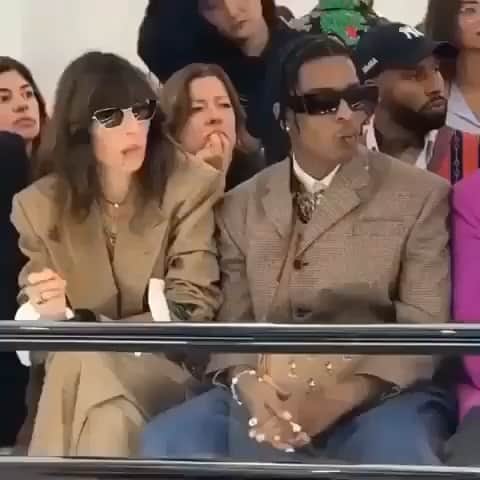 のインスタグラム：「🐝 #mood」