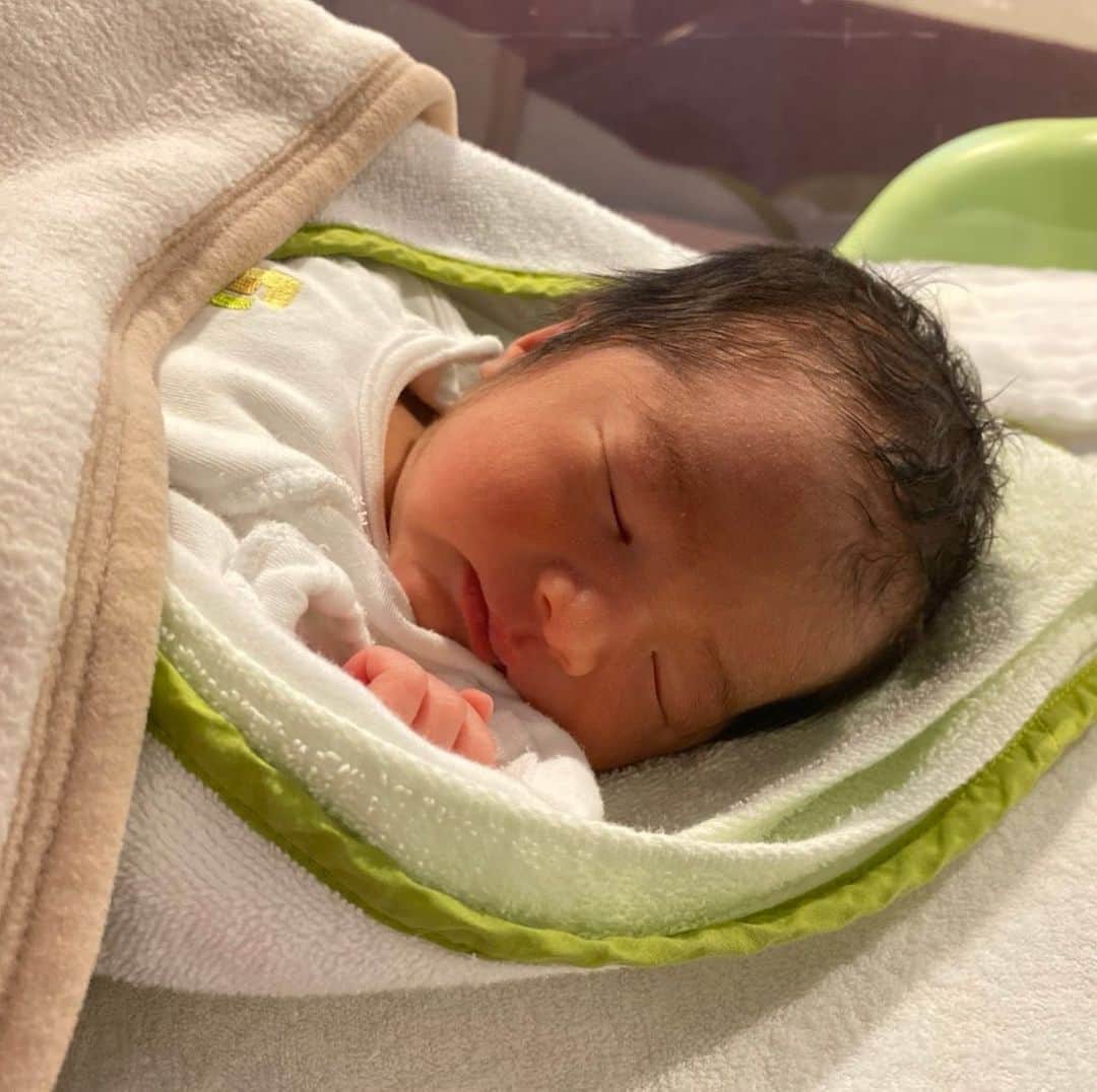 新井章太のインスタグラム：「11月30日我が家に第４子の三女が産まれました🤗 新井音羽(おとは)です👶 騒がしくも幸せな兄妹でいてくれるように、全員に愛情たっぷり育てていこうと思います🦥🦍🦧🐿  #新井音羽 #4人兄妹 #一男三女」