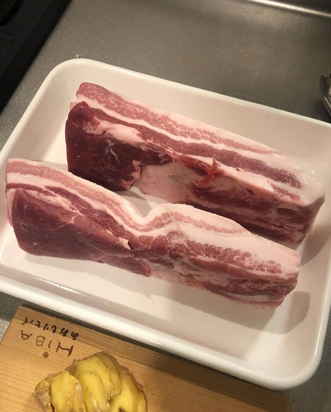 Akihiro Yoshidaさんのインスタグラム写真 - (Akihiro YoshidaInstagram)「豚バラチャーシューねぎ中華そば  晦日手前ですが あまり普段と変わらないお昼でした  スーパーで豚バラが安く売っていたので、家にもいるしとにかく煮込むことに  とりあえず作って、正月あたりに食べようかなぁと思ったんだけれど、  お腹減りすぎて下茹で状態のホロホロに崩れるまで茹でた豚バラをラーメンにのせて🍜いただきます  ネギをたっぷりと  ■レシピ  豚バラ…600g 水…浸るぐらいまで 酒…適当 ねぎ…青い部分適量 生姜…1片 にんにく…2片  漬けだれ 煮汁…200ml 醤油…100ml 酒…50ml 砂糖…50g  step1️⃣.塩をした豚バラをフライパンで焼き固め step2️⃣.鍋にチャーシューが浸るぐらいの水、酒、ねぎ、薄切りしょうが、にんにくを入れて1.5-2時間弱火で煮込み step3️⃣. 煮切ってアルコールを飛ばした漬けたれとお肉を保存袋に入れて一晩漬け込んで出来上がり 　 ちなみに下ゆでタイミングではグラグラゆでずにトロ火で茹でるのをおすすめ 弱火で下ゆで60分とは、80度あたりを保ちながらコトコト煮込ませることでコラーゲンをゼラチン化＝肉を柔らかくしているのです。この時蓋をしないことで温度帯を意図的に下げることも必要なんですよ  流行りの低音調理が肉を柔らかくする理由がこれなんですね。  #akihiroy#おうちごはん#ラーメン#チャーシュー#煮豚#焼豚#中華そば#フーディーテーブル #おうち時間 #旦那飯👨‍🍳」12月30日 22時47分 - akihiroy