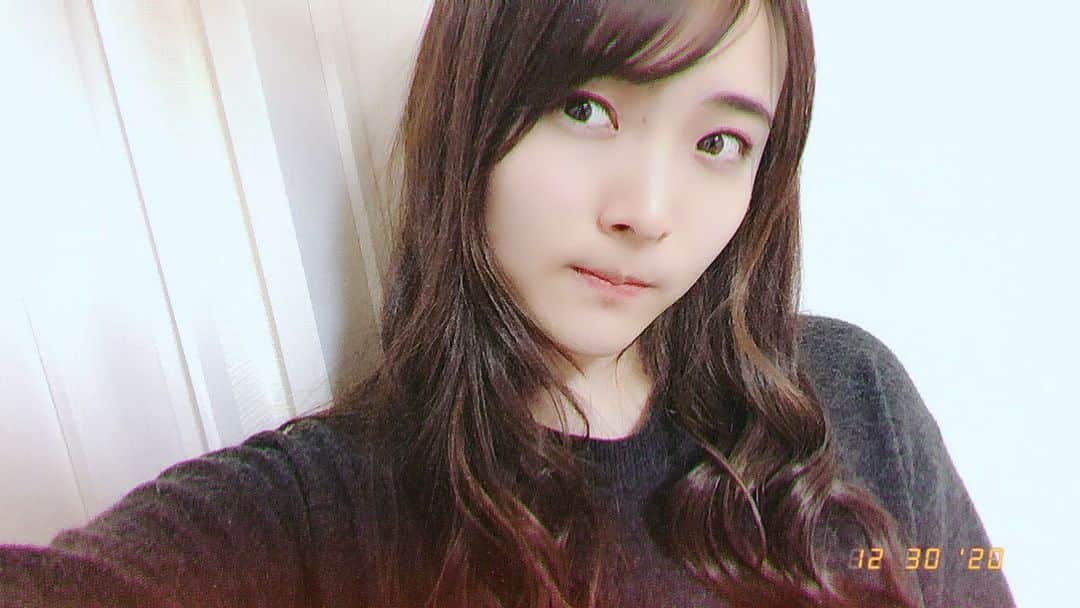 大森美優のインスタグラム：「今年も残りわずか。 どんな事をするのにも、寂しい気持ちが拭いきれない一年でした。リモートにもまだ慣れないというか、慣れたくない感覚があります。 もう少し、この状況は続くかもしれません。でも、その中で楽しんでいきたいです😏 心置きなく何でもできる日を待ちながら、、、 今できる嬉しいこと、楽しいことを、たくさんお知らせしていけたらなと思います😌😚 #おやすみなさい  #akb48」