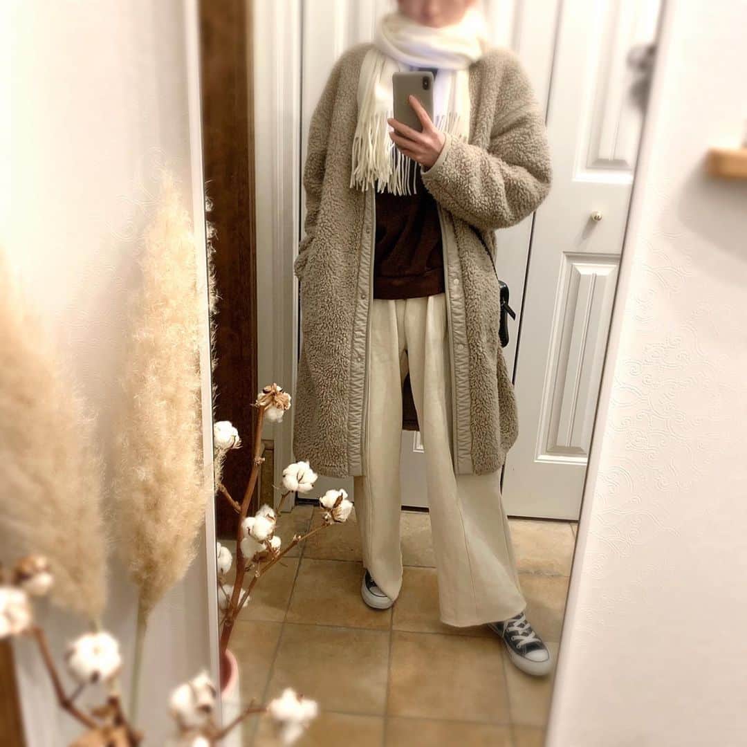 町田亜里香のインスタグラム：「今日も適当だけど載せとく😊❤︎ outer...UNIQLO tops...GU pants...神戸レタス 🧣...神戸レタス sneaker...converse . . 多分私骨格？ナチュラルなんだよね。 多分。。笑 ゆるっと似合うって書いてあった✌️ 似合うかはわからないけど、 こーゆーゆるい服すき🥺💕 . . 今日埼玉風強すぎて🍃。 . 明日で2020年最後だね。 最後の日はメイクしよ🤫💕 . . #code #ナチュラルコーデ  #ママコーデ #プチプラコーデ  #プチプラ #gu #uniqlo  @gu_for_all_ @gu_for_all_  @uniqlo @kobe_lettuce  @converse_jp」