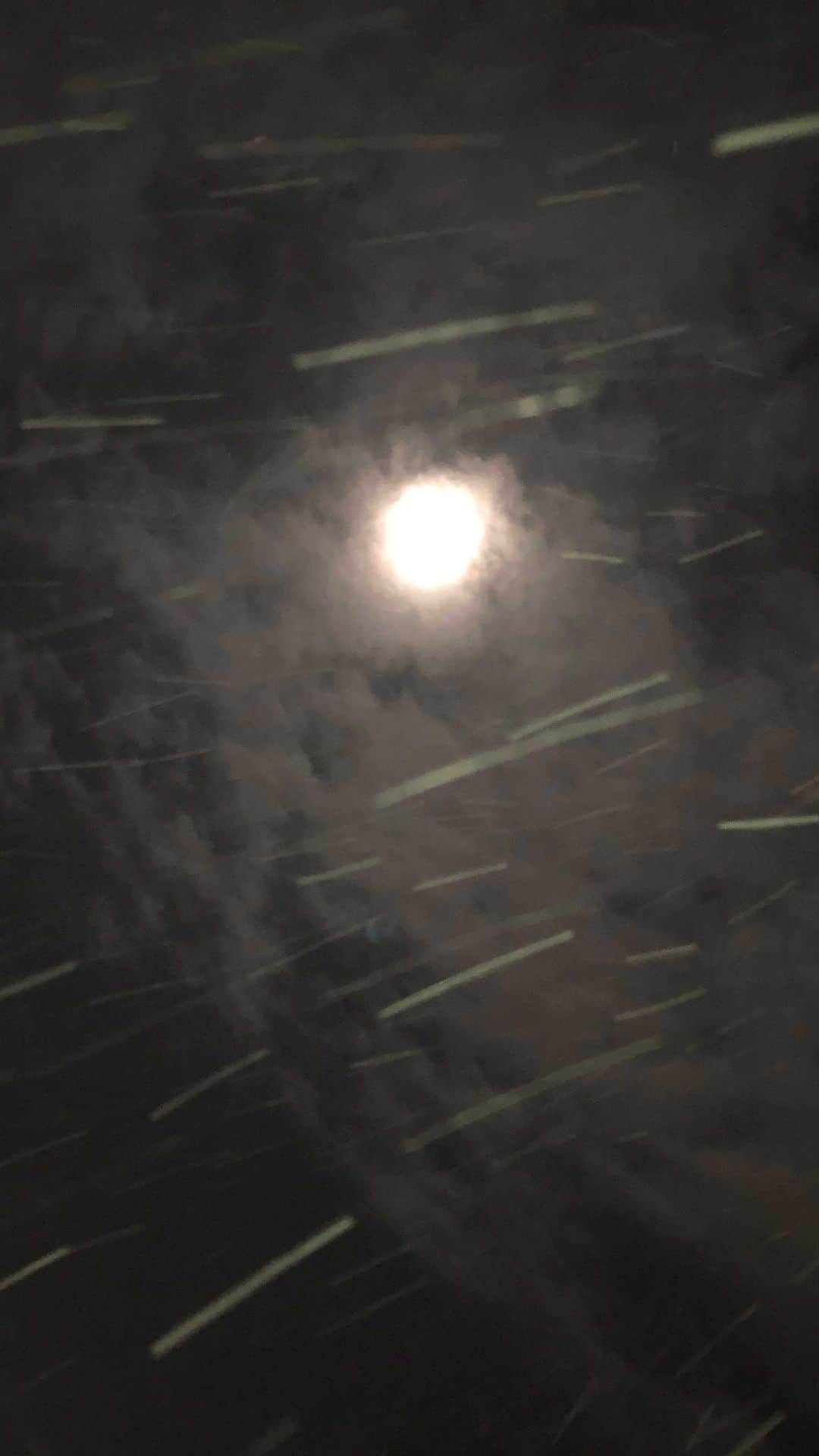 アキ（荒木良明）のインスタグラム：「今夜は満月🌕 コールドムーンだって たしかに寒い 雪降ってるよ 風邪ひかないように」