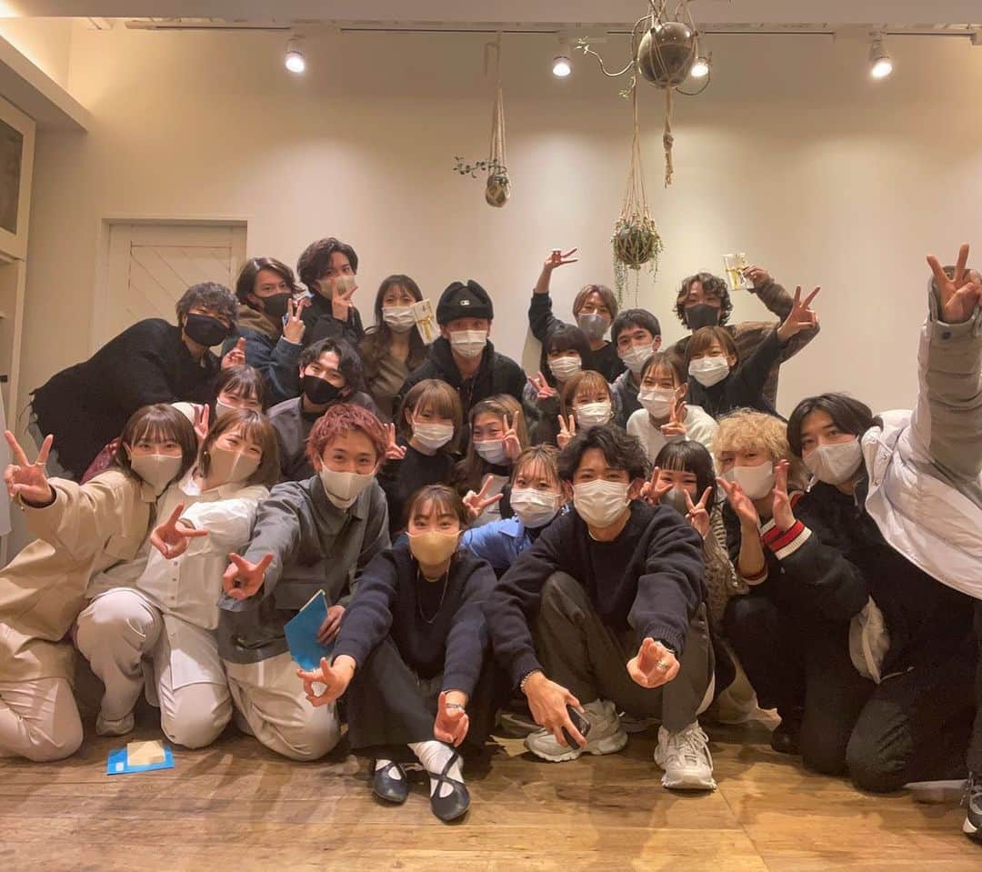片山良平のインスタグラム：「今日で2020年LONESS仕事納め✂︎ 今年はコロナとか色々あったけど皆んな本当によく頑張った！！最高な年でした😊  #2020仕事納め #loness」