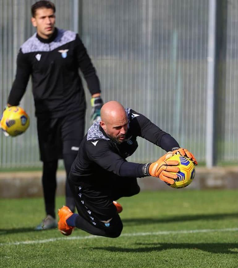 ホセ・マヌエル・レイナのインスタグラム：「Despidiendo 2️⃣0️⃣2️⃣0️⃣ de la mejor manera posible 👋🏼🧤⚽ #CMonEagles #Ciao2020」