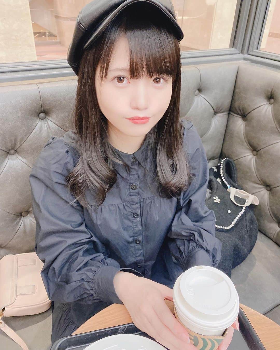 のインスタグラム：「スタバではティーラテをのむよ〜 25日までのクリスマス限定販売のケーキを毎日あるだけ食べにいってました✨ ワンピースは #onespo です。 なくなってしまうの悲しい...  #アイドル　#idol #japaneidol #kawaii #onespo #黒髪　#japanesegirl #ワンピース #ワンピースコーデ　#スタバ　#スターバックスティーラテ　#合法ロリ」