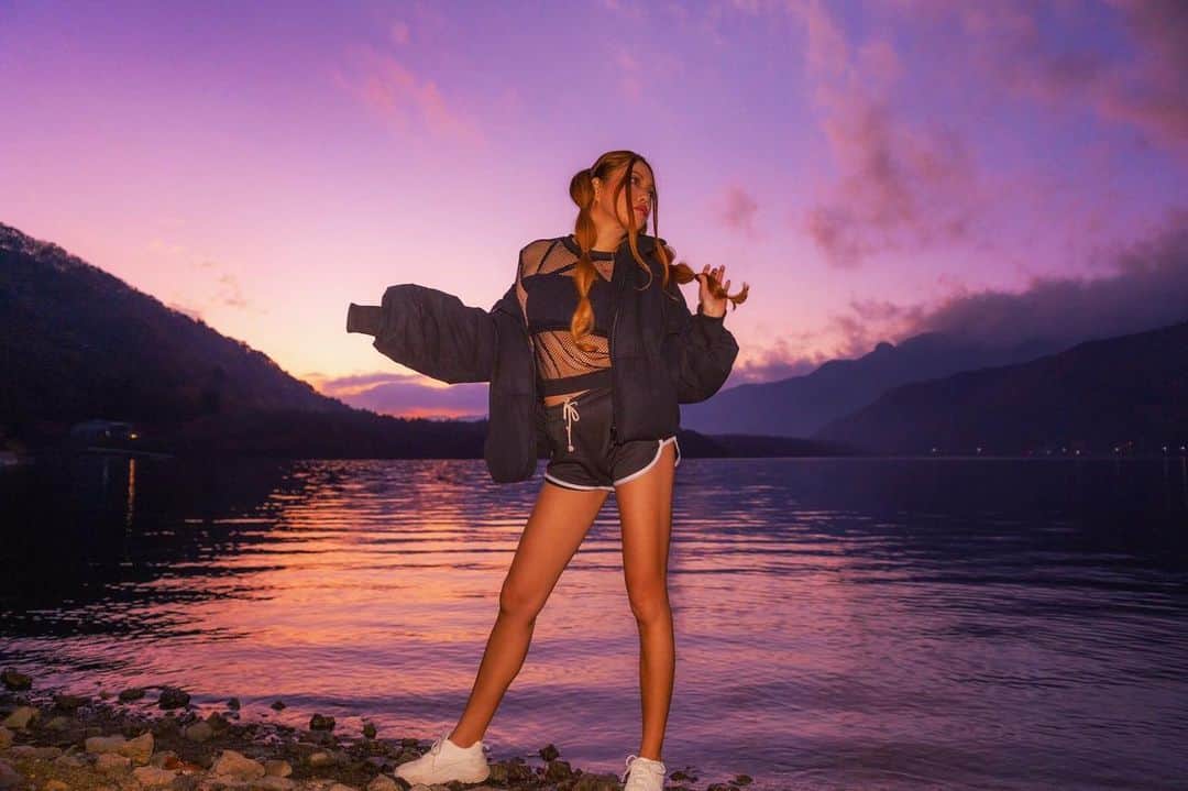 Dance MANAのインスタグラム：「Only 2 days in this year 2020💜🌙﻿It’s gonna be starting NU year 2021✨🎉 ﻿ Photoshoot @cutie_style_bg ﻿ ﻿ #dancer #choreographer #japanesedancer #photoart #舞 #model #被写体モデル #写真好きな人と繋がりたい#dance #art#fashion #danceart #purple #black」