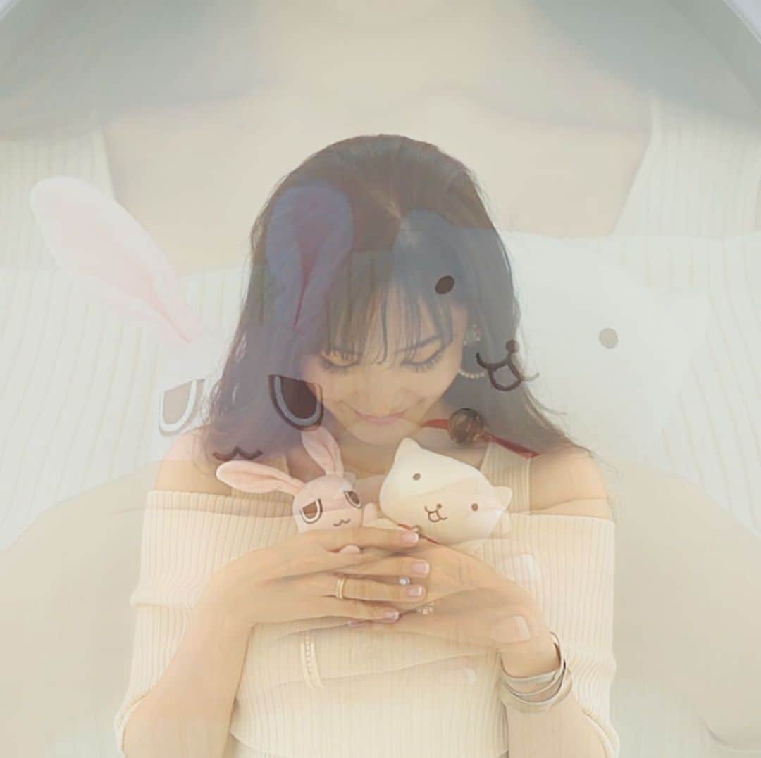 mycoのインスタグラム：「お待たせしました！Sorry I kept you waiting!﻿  많이 기다리셨죠？ みなさんからのリクエストが多かったセルフ﻿ カバー曲の準備がやっとできましたよ🤍﻿ 自分の曲を18年ぶりに歌うって思ってもいなかったので、色々悩みました。﻿ アレンジを依頼する時も凄く悩みました…。﻿ 色々な思いがありましたが…﻿ ようやく1個のMVを完成させました❤️﻿ 1月1日0:00に公開です﻿ 聞いてくれる？　﻿ お友達に宣伝してくれる？﻿ 頼んだよみんな🤍﻿ ﻿ 2枚目はクイズ当選者と全ての投稿に﻿ コメントしてくれてた方がいたので私から﻿ プレゼント送った時の📸！﻿ 絶対りりは入ってきます🤣﻿ ﻿ 3枚目はお葉書ー！！ 第１弾と第2弾！！ 今日遠い方達を投函﻿ してきましたよ📮「年賀」と書いてないハガキを作ってしまい普通郵便だと北海道九州などなどは翌々日だというので本日投函🤍関西の方々も投函したので明日届いちゃったらこっそり教えてね🤣こっそりだからね！！﻿ 関東地区の方は明日投函するよ。﻿ 一瞬の応募だったのに…なんと140人が応募﻿ してくれたので一生懸命書いてます。﻿ 今日は徹夜になりそうよがんばるね！！﻿右手がーーー痛い！ ﻿ ﻿ There were many requests from everyone﻿  to cover my original song by myself ﻿ and it's finally ready🤍﻿ I never thought I would be singing my own songs for the first time in 18 years, ﻿ so I was worried about a lot of things.﻿ I had some trouble when I asked for the arrangement of this song It has been﻿  a lot of work, ﻿ but I have finally completed a music video!﻿ Would you listen to my song?　﻿ Will you please tell it to your friends?﻿ Thanks in advance❤️﻿ ﻿ ﻿﻿ 여러분들에게 많은 리퀘스트를 받았던 제 ﻿ 노래를 리메이크했습니다.﻿ 제가 제 노래를 18년만에 다시 부를 줄은 ﻿ 생가도 못했습니다.﻿ 노래 편곡을 새롭게 의뢰할 때도 고민 많이 했습니다.﻿ 여러 고민 끝에 뮤직비디오 하나를 완성했습니다.﻿ 들어주실거죠? 친구들에게도 선전 잘해주실거죠?﻿ 여러분, 잘 부탁합니다🤍   #달빛천사　#満月をさがして #changinmylife」