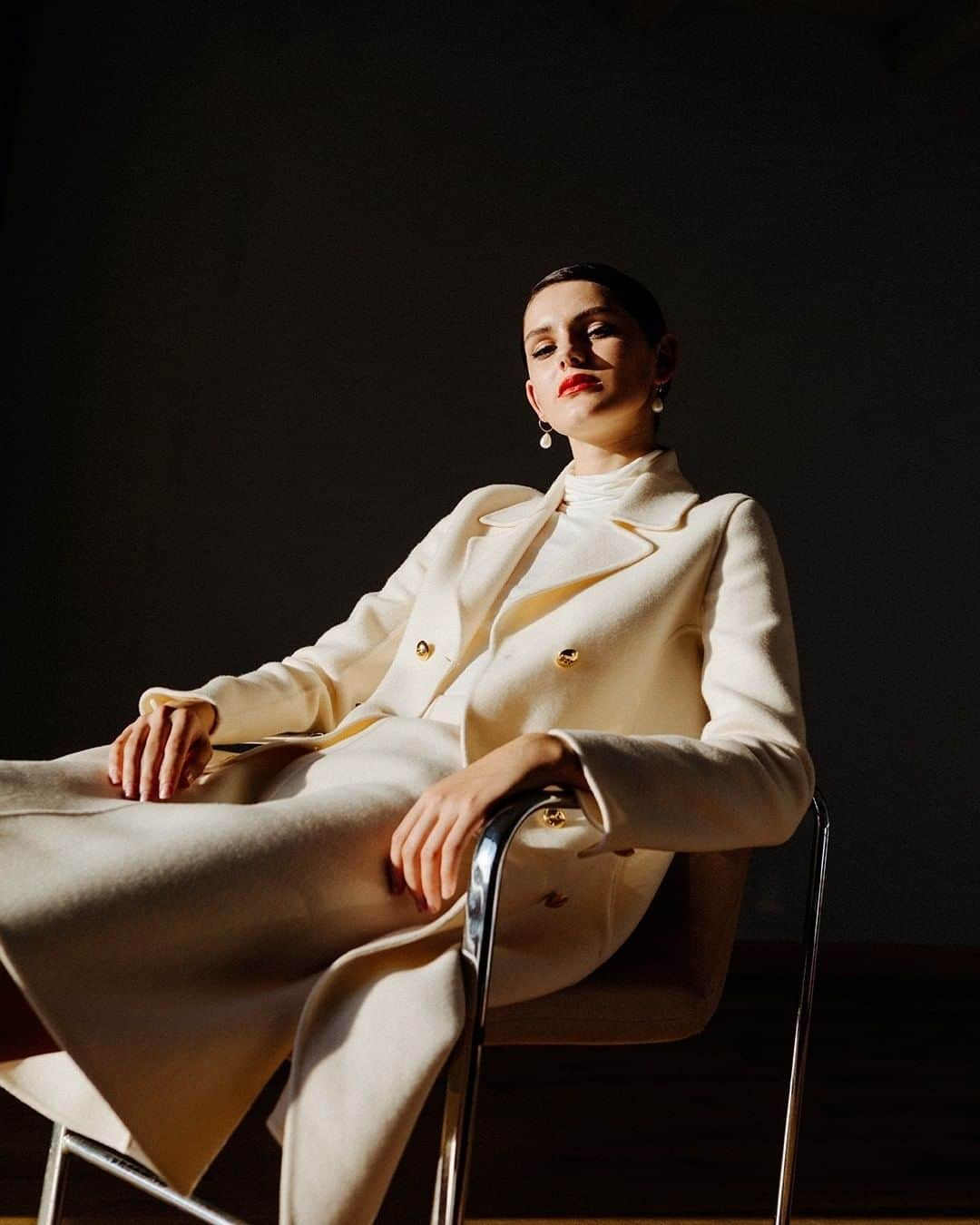 ミラショーンさんのインスタグラム写真 - (ミラショーンInstagram)「In the sunset lights, a white coat. ⠀ ⠀ ⠀ #whitecoat #sunsetlights #coat #wihtedresses #whiteskirt #fashioneditorial #whitesweater」12月30日 22時59分 - milaschon_official