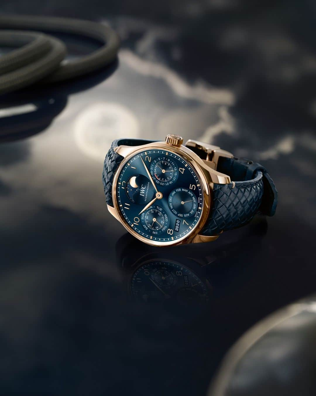 IWCさんのインスタグラム写真 - (IWCInstagram)「This special edition of the #IWCPortugieser Perpetual Calendar Boutique Edition (Ref. IW503312) captivates with a nautical design in dark blue and gold. 5N gold case, automatic movement, 44.2 mm.」12月30日 23時00分 - iwcwatches