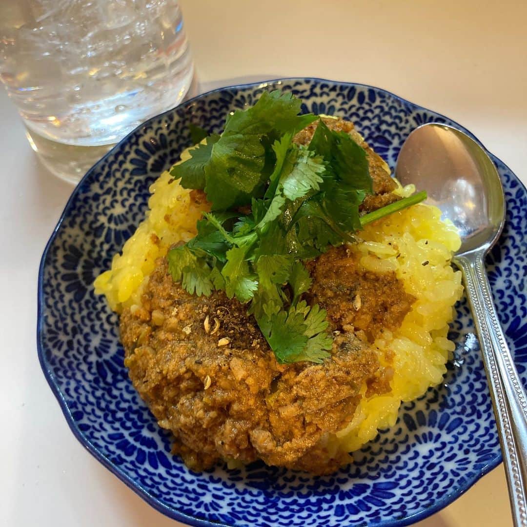 佐藤竜雄のインスタグラム：「さっき晩飯食べに行ったらカレーをいただきました。このあと仕事あるんでやむなくラーメンは断念。来年もよろしくー！ #町中華 #キーマカレー #ラーメンはまた今度」