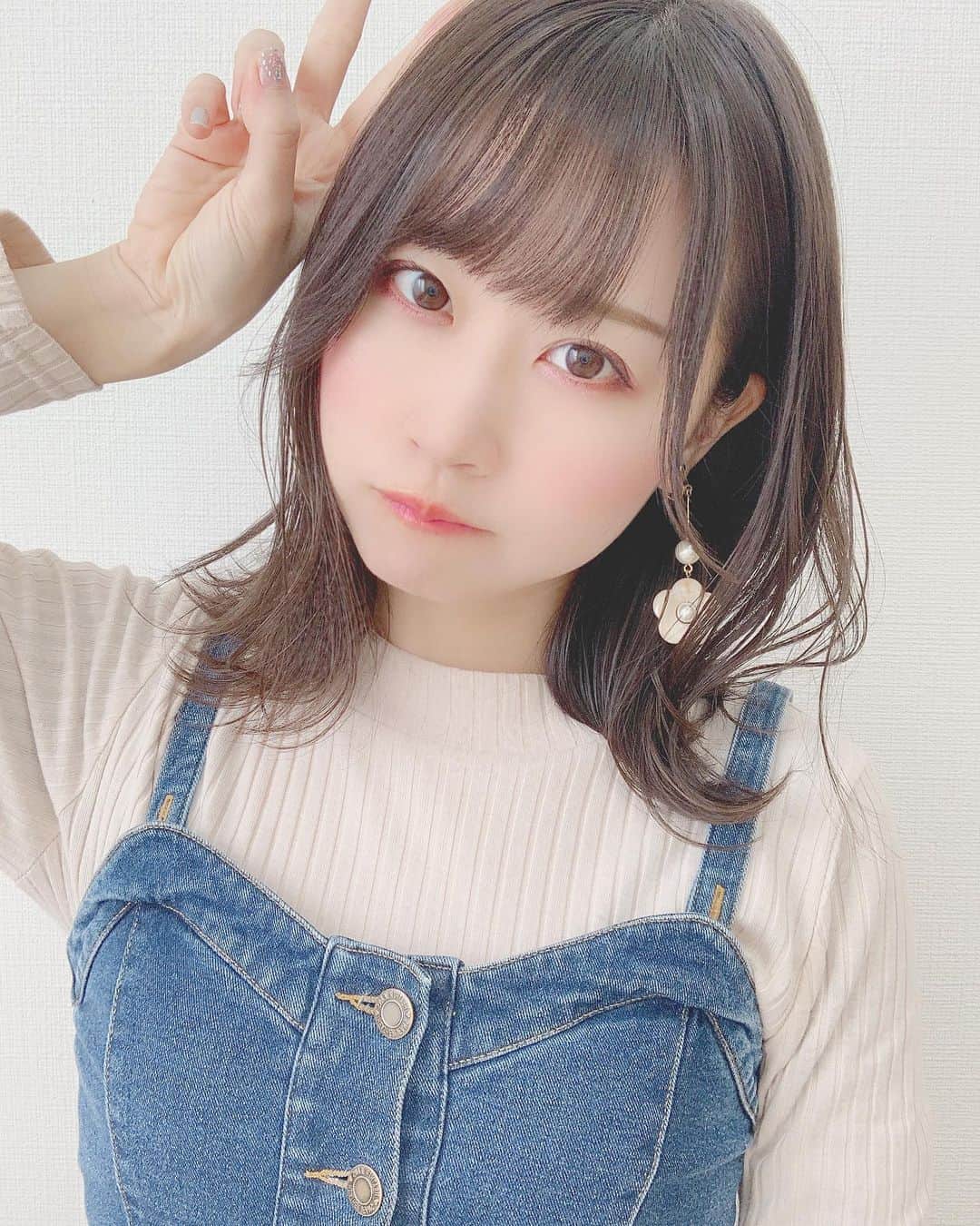八木沙季のインスタグラム：「✌️✌️ . 自撮り投稿は今年ラストかな☺️？ 今年はTikTokから知ってくださった方が たくさんフォローしてくださって インスタグラムのフォロワーさんが 1万人を突破しました…😭💖💖 改めてフォローしてくださっているみなさん 本当にありがとうございます🙇‍♂️✨ レビュー投稿も始めて、私を知らない方にも フォローしていただけるようになりました🙇‍♂️✨ 語彙力がないレビュー投稿ですが これからもよろしくお願いします🙇‍♂️ 来年はフォロワー2万人と認証バッチを 目標に頑張りたいと思います🔥🔥 .」