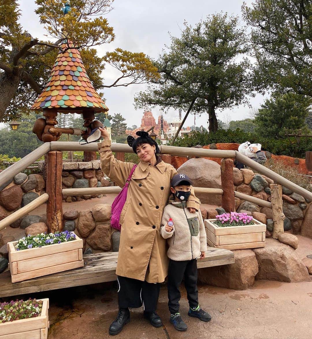 桃生亜希子さんのインスタグラム写真 - (桃生亜希子Instagram)「今年最後の満月🌕の日に、大好きな人達と夢の国へ。 　今日は、息子といっぱい手を繋いで歩いた。  #街角シリーズだよ」12月30日 23時04分 - pinokosugar