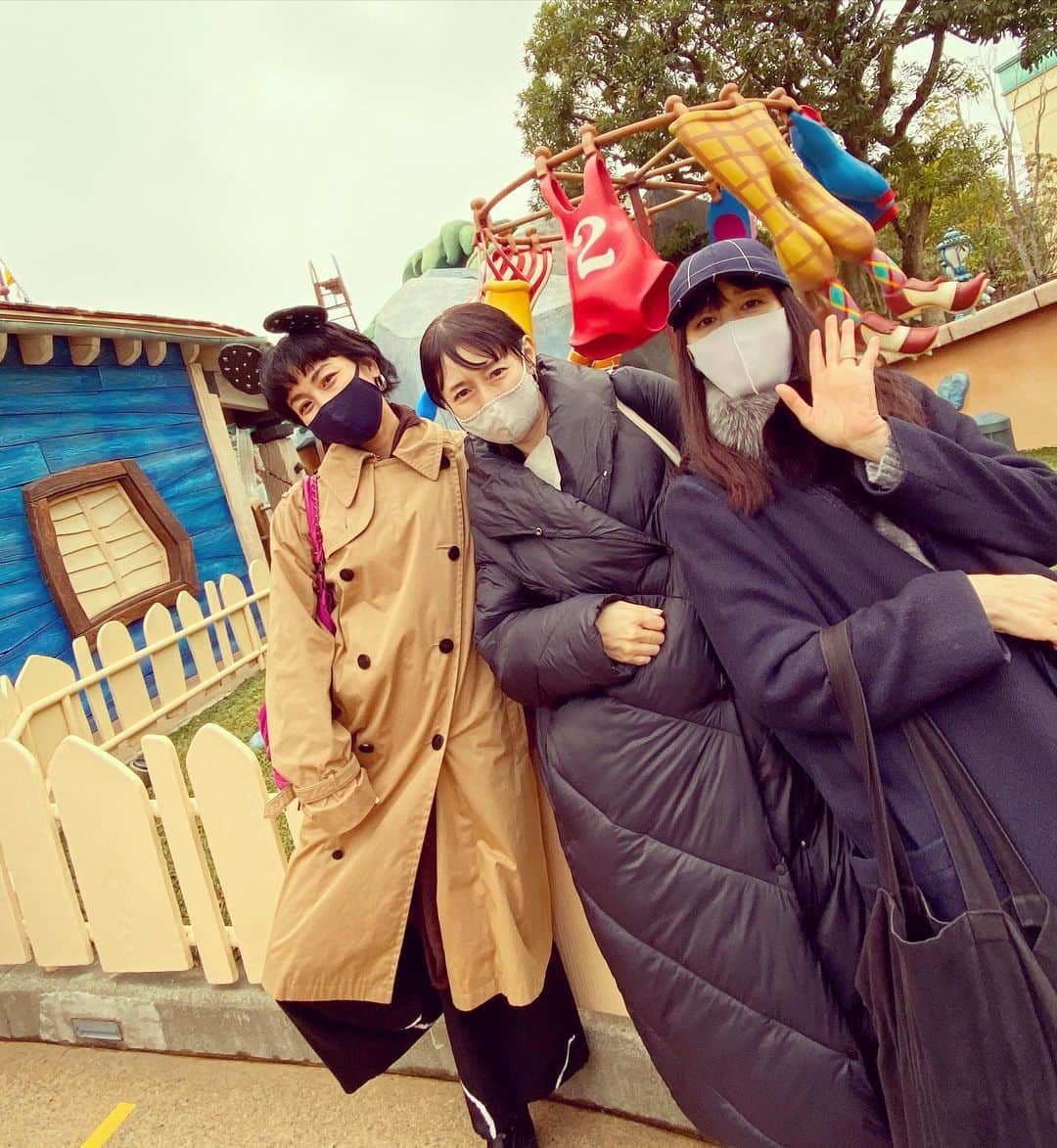 桃生亜希子さんのインスタグラム写真 - (桃生亜希子Instagram)「今年最後の満月🌕の日に、大好きな人達と夢の国へ。 　今日は、息子といっぱい手を繋いで歩いた。  #街角シリーズだよ」12月30日 23時04分 - pinokosugar