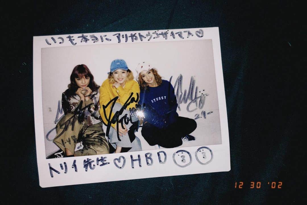 トリイクニコのインスタグラム：「昨日は @shigemipabo 宅で E-girlsの解散ライブ鑑賞会したよ☺︎  みんなの今後に期待したいなと思います☺️  すーーーーーんごい昔に撮影終わりにもらったポラ📷 ゆりのと誕生日が一緒って話で ３人が寄せ書きしてくれた記憶💭  こないだ片付けた時に出てきた😆  #miniかなー #スダンナユズユリー」