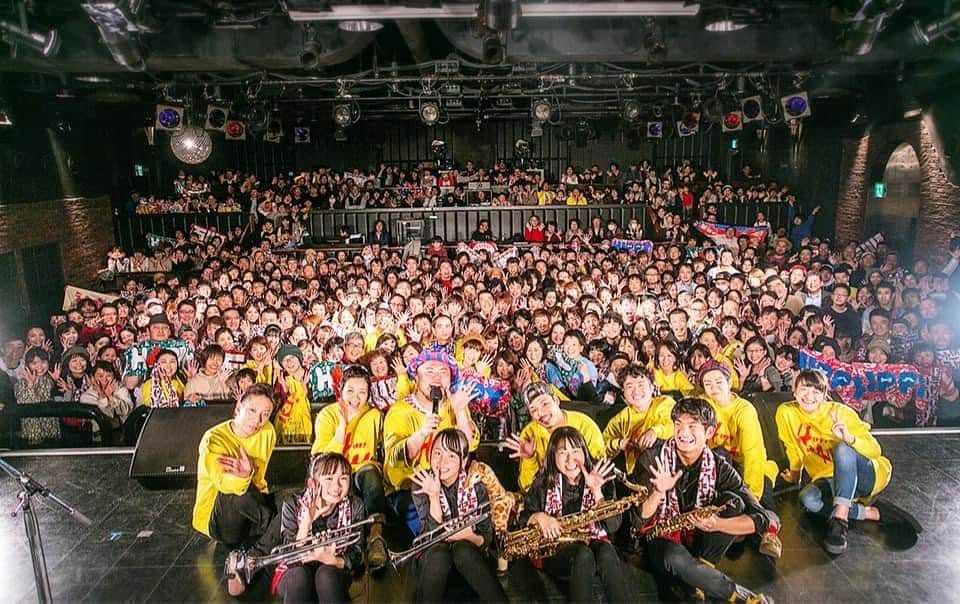 HIPPYのインスタグラム：「2020年が終わろうとしています 今年は自分史上最も日本各地で 演奏する予定が叶わずでしたが 有難い日々を改めて感じています  うまれ育った広島 なんなら実家にもいることも多くなって 思春期にはウザいと思ってた両親は（ごめん） 今や可愛くて愛おしい存在 一緒に過ごす時間も増えた あとは売れて毎日ニヤニヤさせてあげたい  原爆が落ちて75年となったヒロシマ ７５年間草木が生えないと言われたヒロシマの景色  気づくHAPPY 築くPEACE  命があることがどれだけ幸せか 2021年も一生懸命生きようね  去年のこの日からワンマンライブできてないですが、逢える日を楽しみに進化し生きています！  逢いたいです！まじで！  2020年もありがとうございます！ おかげでなんだかんだ楽しかったです  これからも共に泣き笑い遊びましょうね」