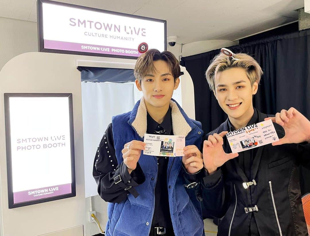 Way Vさんのインスタグラム写真 - (Way VInstagram)「🎟#WayV ’s SMTOWN LIVE TICKET 📸 ⠀ 🎬 https://youtu.be/BeUAekYLm-U ⠀ ➫ 01.01.21 1PM KST ➫ 31.12.20 8PM PST ➫ 31.12.20 11PM EST ⠀ During this difficult time of COVID-19, enjoy the SMTOWN LIVE “Culture Humanity”concert, that will encourage and cheer you up, for free all around the world. ⠀ 코로나 19로 힘든 시기, 서로를 격려하고 위로하는 SMTOWN LIVE “Culture Humanity” 전 세계에서 무료로 즐겨요. ⠀ 在这抗击“COVID-19”的艰难时期，SMTOWN LIVE “Culture Humanity”演唱会将进行全球免费直播，希望可以安慰和鼓励到大家，让我们一起享受演出吧。 ⠀ #SMTOWN_LIVE_Culture_Humanity #KUN #钱锟 #WINWIN #董思成 #TEN #李永钦 #LUCAS #黄旭熙 #XIAOJUN #肖俊 #HENDERY #黄冠亨 #YANGYANG #刘扬扬 #威神V #SMTOWN_LIVE #SMTOWN ⠀」12月30日 23時10分 - wayvofficial