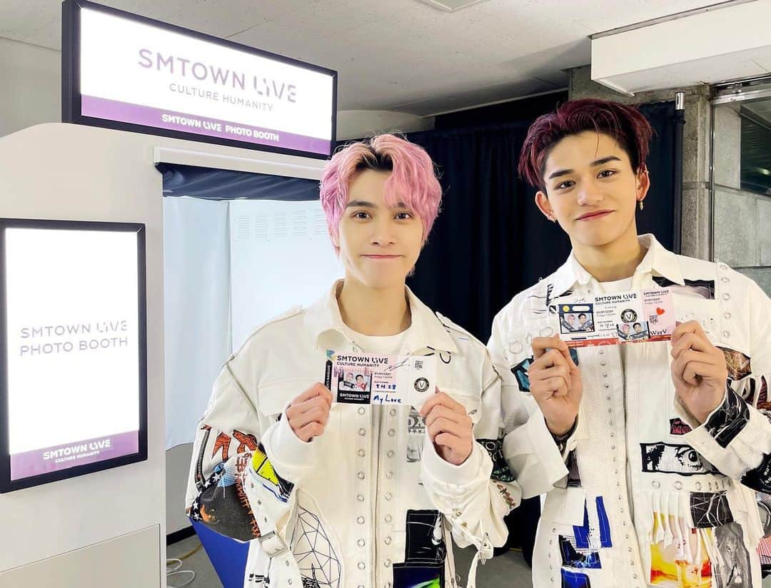 Way Vさんのインスタグラム写真 - (Way VInstagram)「🎟#WayV ’s SMTOWN LIVE TICKET 📸 ⠀ 🎬 https://youtu.be/BeUAekYLm-U ⠀ ➫ 01.01.21 1PM KST ➫ 31.12.20 8PM PST ➫ 31.12.20 11PM EST ⠀ During this difficult time of COVID-19, enjoy the SMTOWN LIVE “Culture Humanity”concert, that will encourage and cheer you up, for free all around the world. ⠀ 코로나 19로 힘든 시기, 서로를 격려하고 위로하는 SMTOWN LIVE “Culture Humanity” 전 세계에서 무료로 즐겨요. ⠀ 在这抗击“COVID-19”的艰难时期，SMTOWN LIVE “Culture Humanity”演唱会将进行全球免费直播，希望可以安慰和鼓励到大家，让我们一起享受演出吧。 ⠀ #SMTOWN_LIVE_Culture_Humanity #KUN #钱锟 #WINWIN #董思成 #TEN #李永钦 #LUCAS #黄旭熙 #XIAOJUN #肖俊 #HENDERY #黄冠亨 #YANGYANG #刘扬扬 #威神V #SMTOWN_LIVE #SMTOWN ⠀」12月30日 23時10分 - wayvofficial