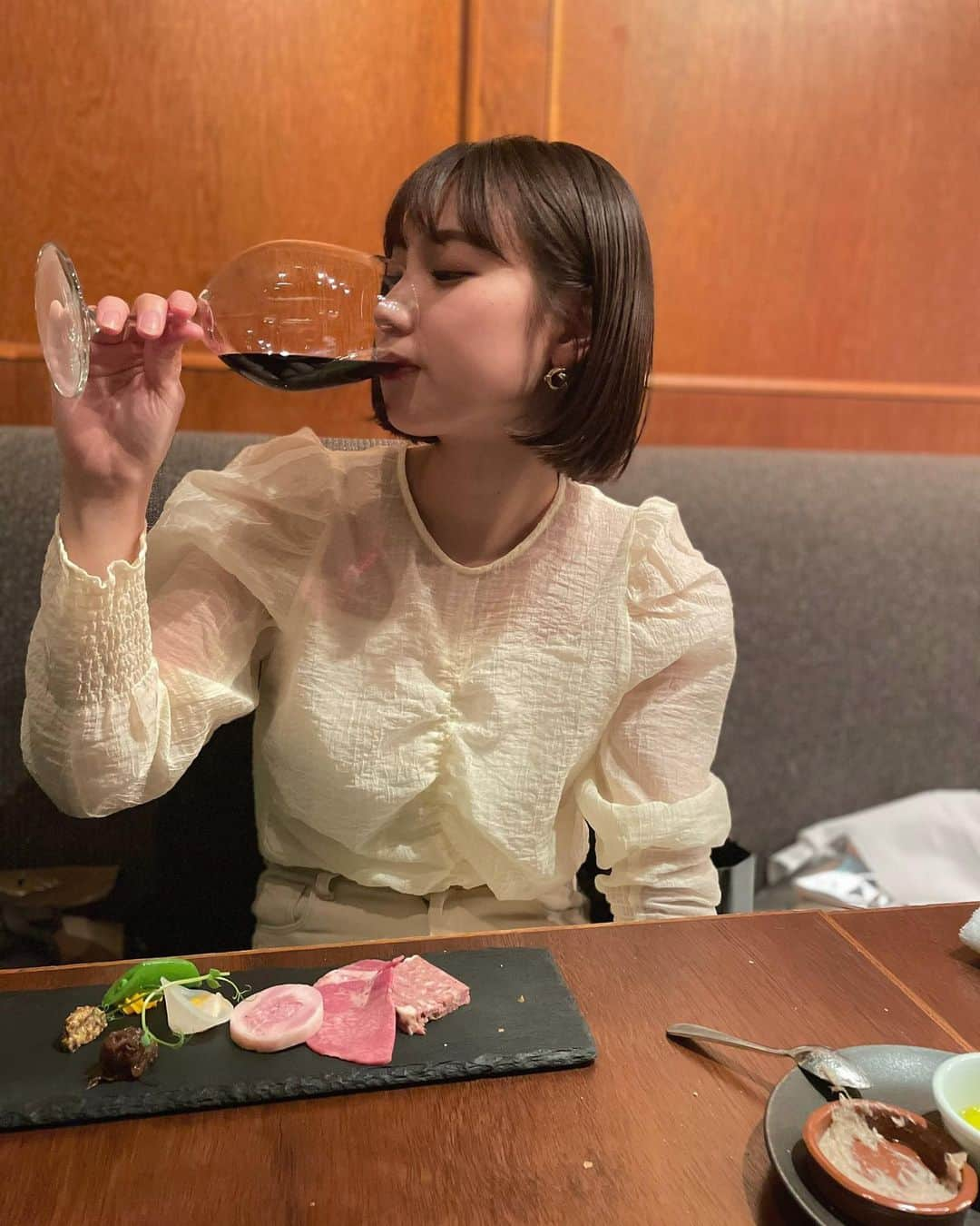 高野祐衣さんのインスタグラム写真 - (高野祐衣Instagram)「たまにワインに浮気🤫🍷♡﻿ ﻿ ﻿ （パンがたくさん落ちてる、、、）」12月30日 23時19分 - yuipooon12_06