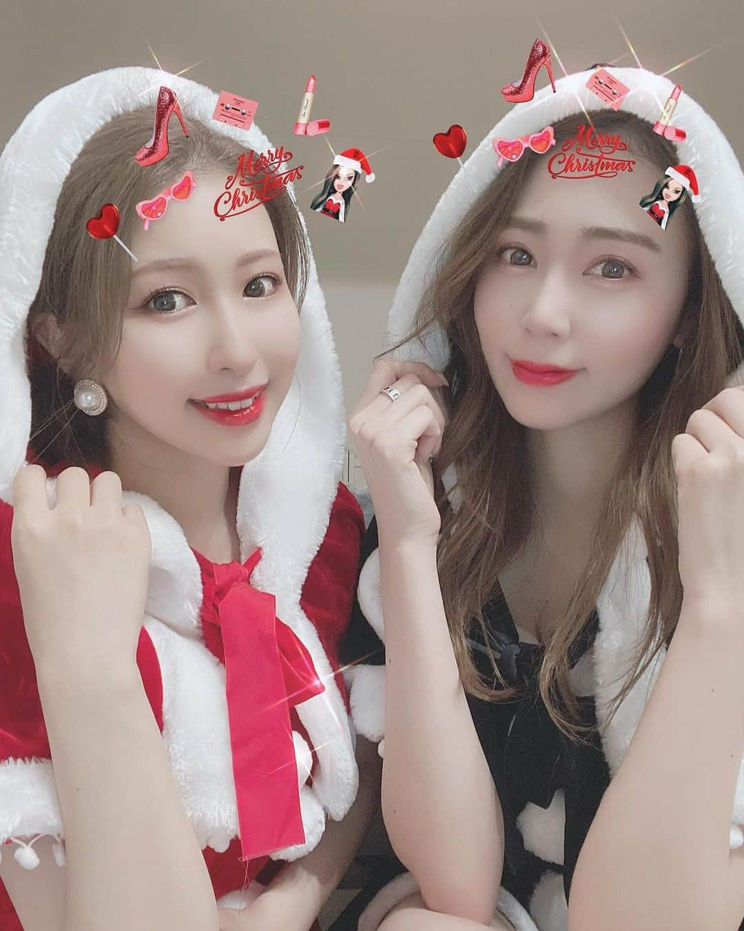 加藤遥香のインスタグラム：「.  赤サンタと黒サンタ🎅🎄❤️🖤 今年中ならまだサンタの写真載せても許されるよね？🤣 . 今年のクリスマスはれなたんと お家でクリスマスパーティーした🥳🥂 サンタコス配信来てくれた方もありがとう🥰 .  #데일리록#옷스타그램#오오티디#멋스타그램#코디 #얼스타그램#메이크#메이크업#메이크#크리스마스　 #サンタコス#サンタ#クリスマス#クリスマスパーティー  #lip#instafashion#christmasparty#christmas#🎅」