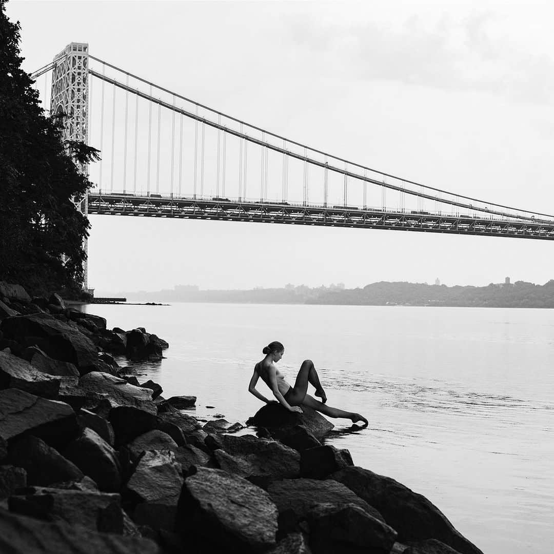 ballerina projectさんのインスタグラム写真 - (ballerina projectInstagram)「𝗔𝘀𝘁𝗿𝗶𝗱 𝗘𝗹𝗯𝗼 by the George Washington Bridge. #ballerina - @agrelb #georgewashingtonbridge #hudsonriver #newjersey #newyorkcity #ballerinaproject #ballerinaproject_ #ballet #dance #hosiery #wolford #astridelbo #sonyalpha   𝗕𝗮𝗹𝗹𝗲𝗿𝗶𝗻𝗮 𝗣𝗿𝗼𝗷𝗲𝗰𝘁 𝗯𝗼𝗼𝗸 is now in stock. Go to @ballerinaprojectbook for link.」12月30日 23時13分 - ballerinaproject_