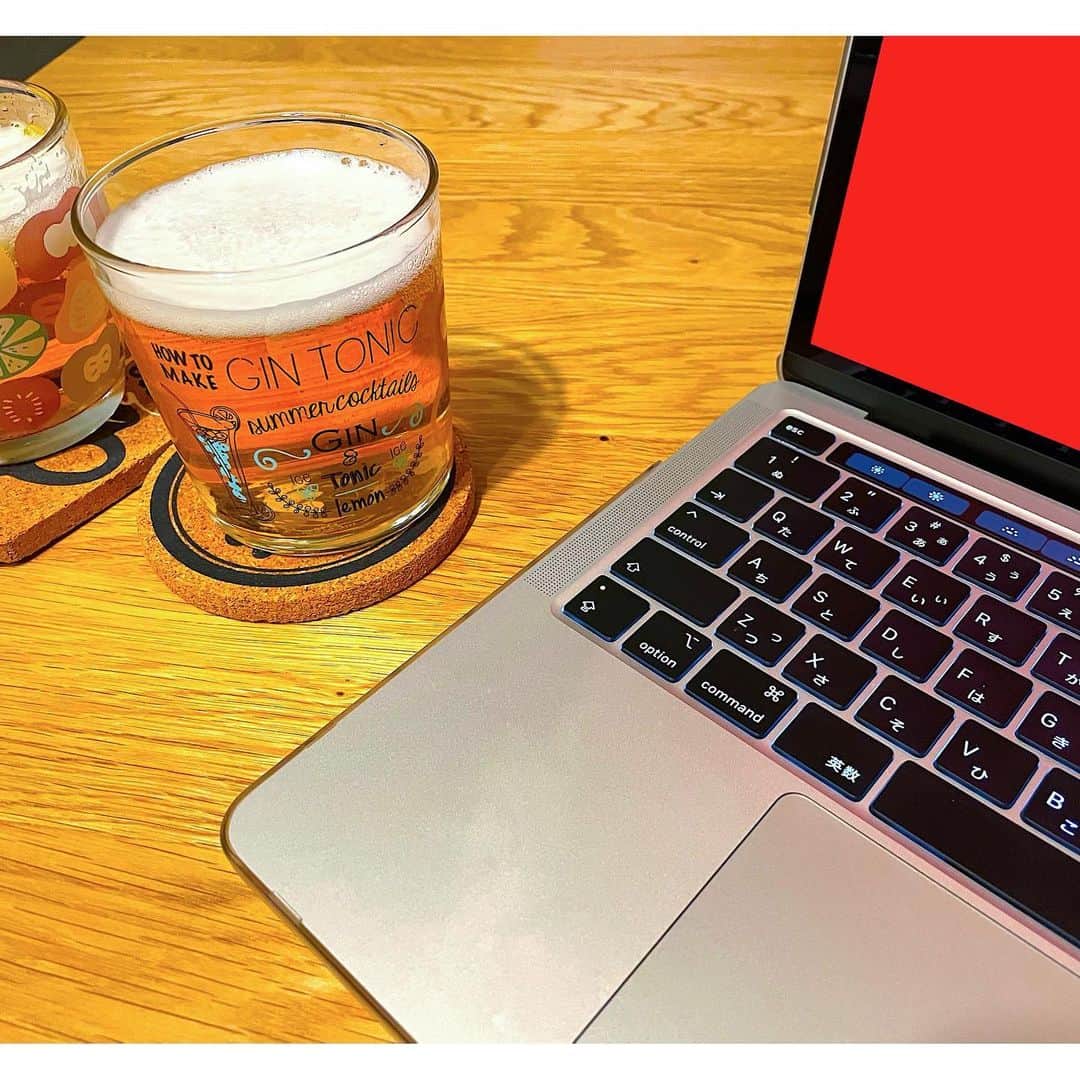 Yasuji Narutoのインスタグラム：「今日が仕事納めでした。  お風呂掃除が終わっておビール飲んでます。  最近、Macかビールばっか🍺  そんな年末もいいさね🙆‍♂️」