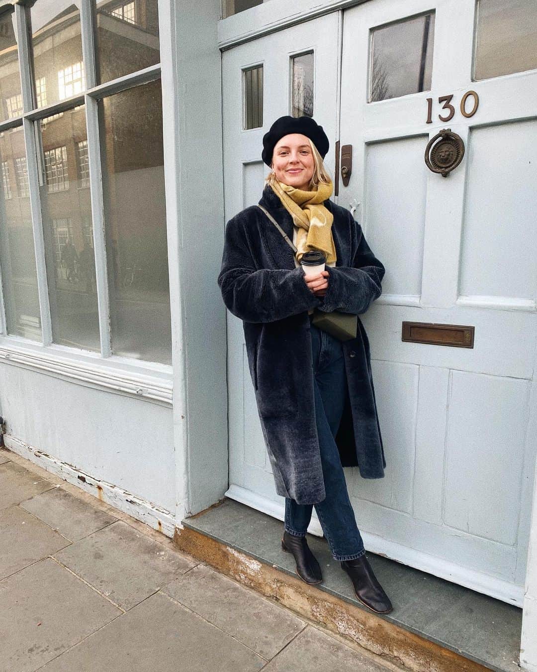 Estée Lalondeのインスタグラム：「Finally worked up the courage to wear my beret 🖤」