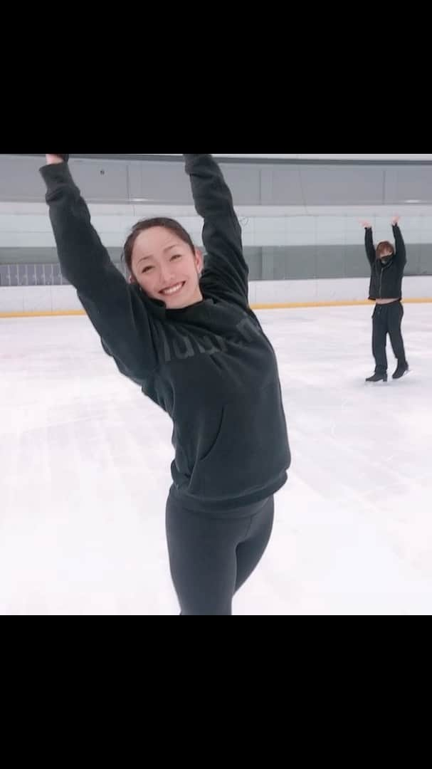 安藤美姫のインスタグラム：「2020 Fun time on the ice🤍✨⛸  滑り納めでした😌😌😌⛸🤍 YouTube にも動画あるので是非ご覧下さい😁😁😁⛸ 皆様 良いお年をお迎えください♥️♥️♥️  #安藤美姫  #フィギュアスケーター #フィギュアスケート #goodbye2020  #mikiando  #figureskating」