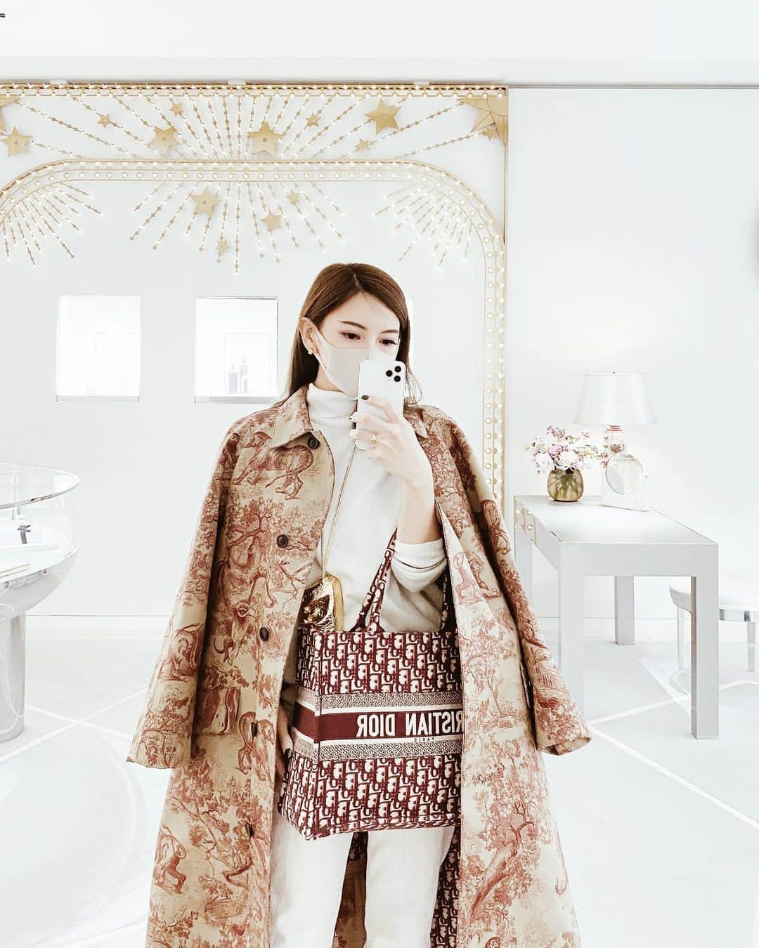 新井椎己のインスタグラム：「@dior Fine jewelry のお部屋の壁が星いっぱいで可愛かった👑⭐︎🪐✨2020年もありがとうございました💫 Always been obsessed ✴︎🌛」