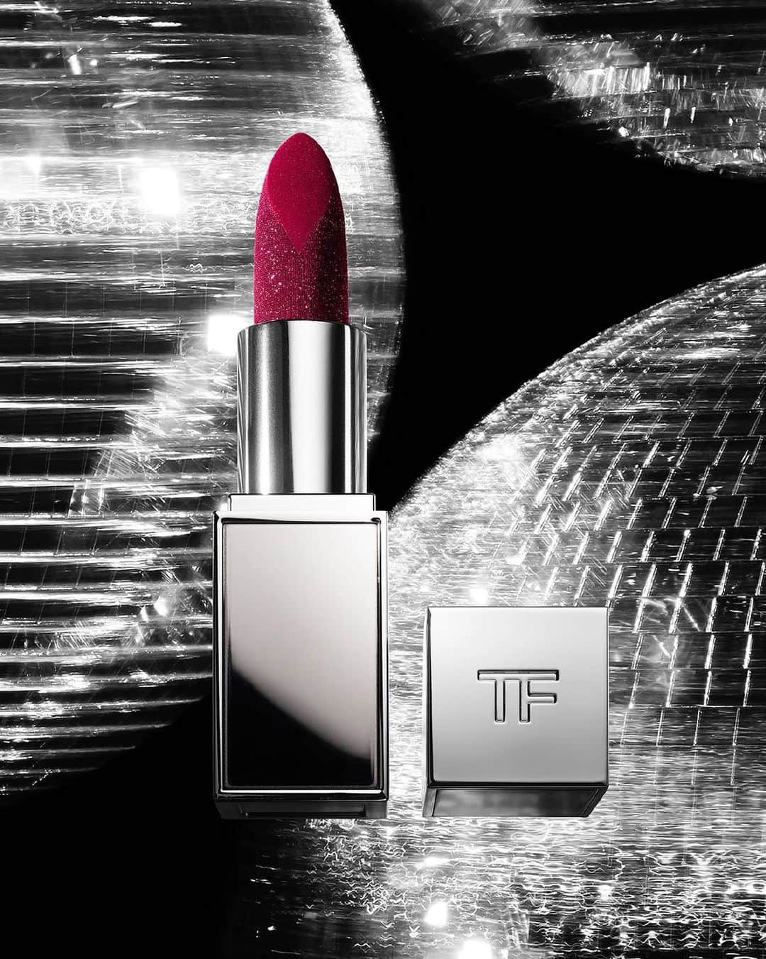 トムフォードさんのインスタグラム写真 - (トムフォードInstagram)「Let the sparks fly at midnight. New Extrême Lip Spark imbues lips with dazzling, irresistible sequin color. @tomfordbeauty #TOMFORD #TFEXTREME #TFLIP」12月30日 23時21分 - tomford