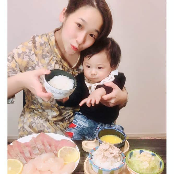 世手子さんのインスタグラム写真 - (世手子Instagram)「I cooked a lot in 2020🍳 We ate a lot of rice and compared🌾✨✨ My son has a strong appetite🍚🍙🍛٩( 'ω' )و @ginmaihonpo  本当に予想もしなかった2020年が終わるね。 来年は楽しいことでいっぱいにしよう(⌒▽⌒) #寿司太郎 はどんどん食べ盛りに（＾ν＾） 今日は景気付けお刺身❣️ 鰤と貝柱🐚 一歳児も火を通せばOK( ´∀｀) ほどよい粘りとかまろやかな甘みがある #みずかがみ と共に食べたよ(о´∀`о) #吟米本舗 #白米 #白ご飯 #お米食べ比べ(*≧∀≦*) #青天の霹靂 はしっかりとした食べ応えのあるお米なのでリゾットにしました(*´ω`*) #くまさんの輝き は名前のインパクトはもちろん味が濃厚なので ガパオライスにしてみたよ(*´-`) 2020年は #おうちごはん 楽しんだな(^^)v #おすすめごはん 食べ比べできるセットは楽しかったo(^_-)O #無洗米 も楽チン(^з^)-☆ さー今夜も レコーディング作業、バンドアレンジ頑張ります🌟 #pr」12月30日 23時22分 - rojide