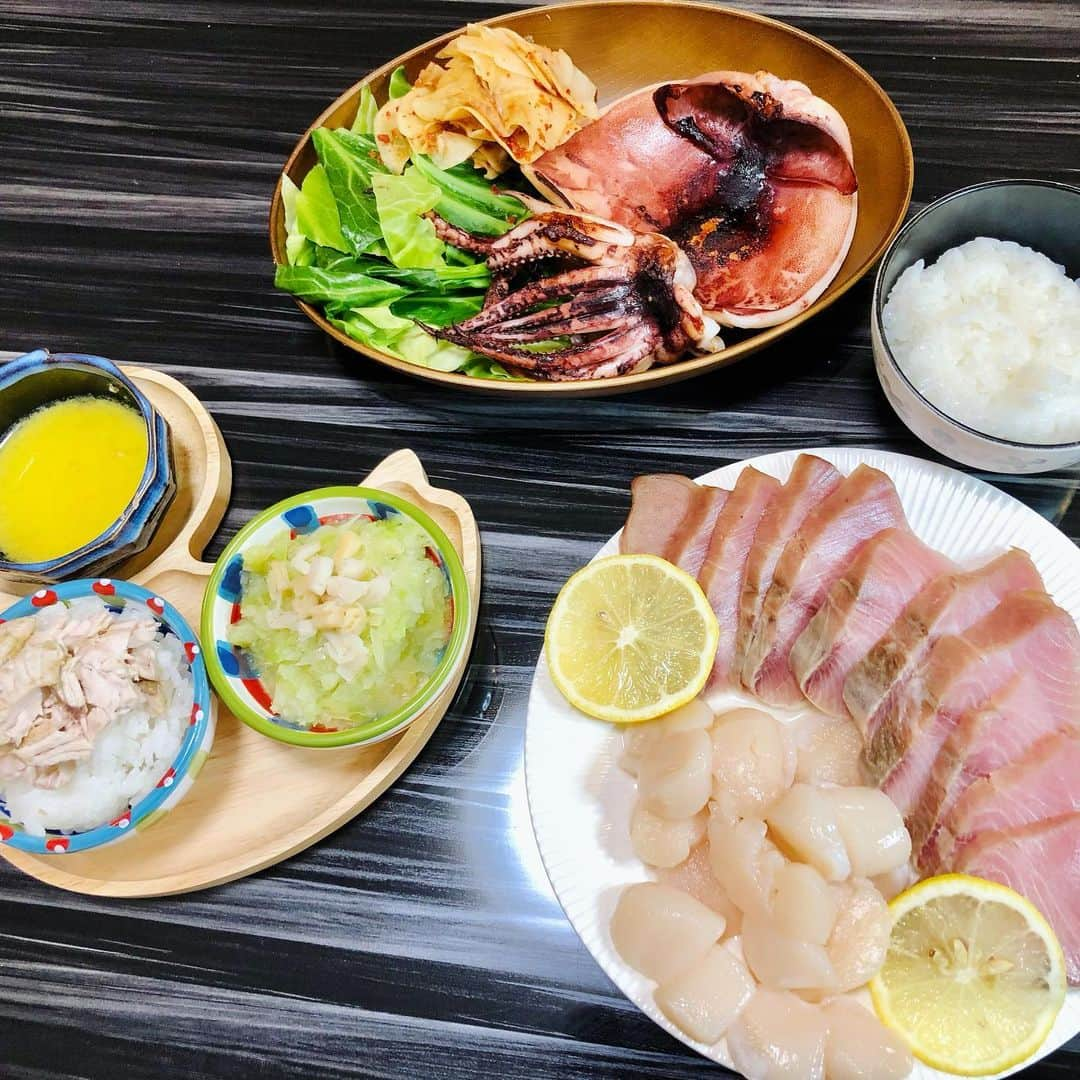 世手子さんのインスタグラム写真 - (世手子Instagram)「I cooked a lot in 2020🍳 We ate a lot of rice and compared🌾✨✨ My son has a strong appetite🍚🍙🍛٩( 'ω' )و @ginmaihonpo  本当に予想もしなかった2020年が終わるね。 来年は楽しいことでいっぱいにしよう(⌒▽⌒) #寿司太郎 はどんどん食べ盛りに（＾ν＾） 今日は景気付けお刺身❣️ 鰤と貝柱🐚 一歳児も火を通せばOK( ´∀｀) ほどよい粘りとかまろやかな甘みがある #みずかがみ と共に食べたよ(о´∀`о) #吟米本舗 #白米 #白ご飯 #お米食べ比べ(*≧∀≦*) #青天の霹靂 はしっかりとした食べ応えのあるお米なのでリゾットにしました(*´ω`*) #くまさんの輝き は名前のインパクトはもちろん味が濃厚なので ガパオライスにしてみたよ(*´-`) 2020年は #おうちごはん 楽しんだな(^^)v #おすすめごはん 食べ比べできるセットは楽しかったo(^_-)O #無洗米 も楽チン(^з^)-☆ さー今夜も レコーディング作業、バンドアレンジ頑張ります🌟 #pr」12月30日 23時22分 - rojide