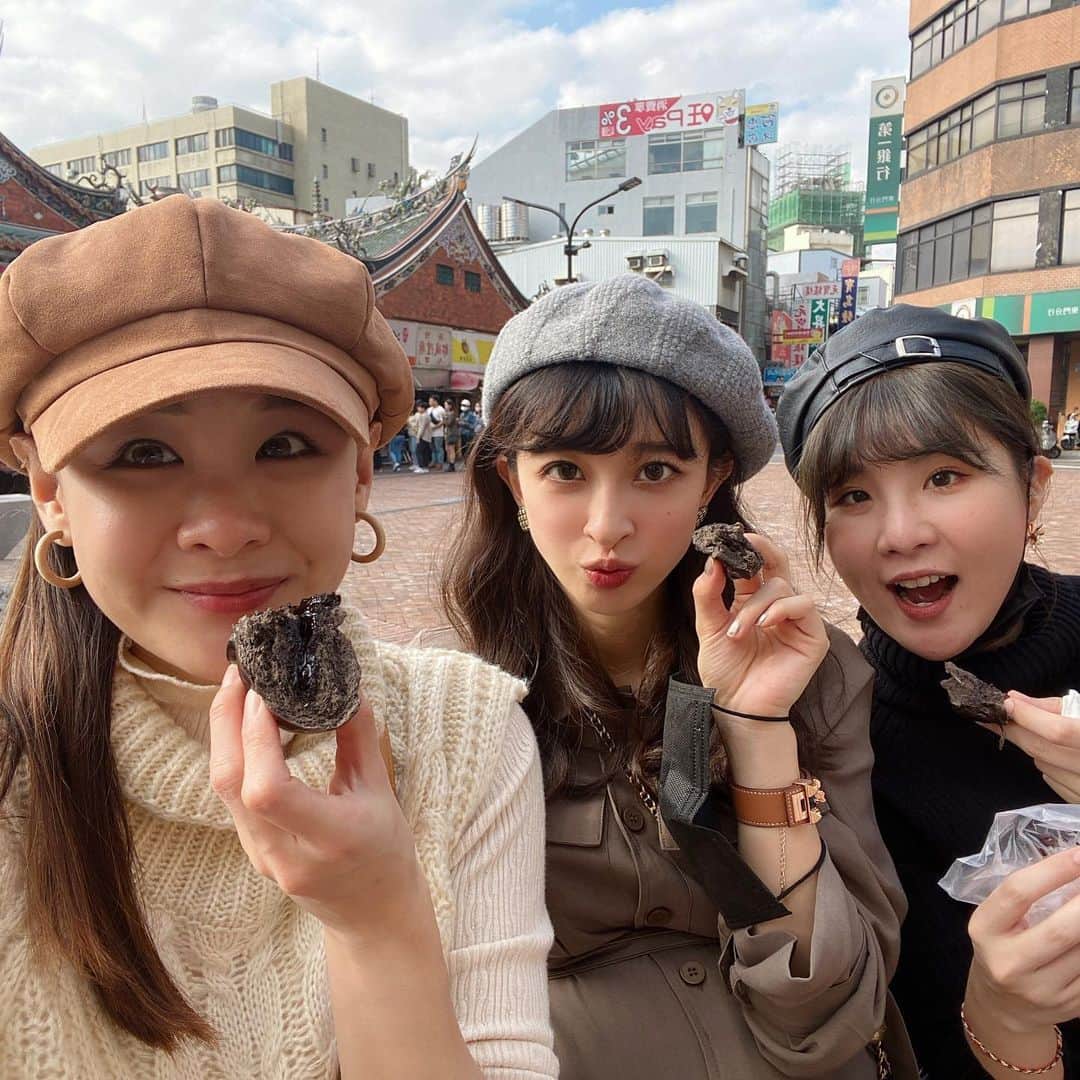のインスタグラム：「到底誰說新竹是美食沙漠😂 上週末跟姐妹們去新竹想說可以順便吃一波 查到超多美食清單的 但是⋯本來是大食怪號稱美食好咖的我 現在是拖油瓶，因為妊娠糖尿沒過 所以餐餐都要減醣🥺 搞得我們三個人戰力超弱～～  不過還是給大家看看我們吃的清單 👉🏻廟口鴨香飯 記得上面要加一顆半熟蛋😋 好吃～～好希望在台北也吃得到 👉🏻西大發爆漿城隍包 現場現吃熱騰騰的城隍包、梅干菜肉包、黃金流沙包、爆漿黑糖包、熔岩巧克力 其實都還算是水準之上 不過要說超好吃好像也沒有🙈 👉🏻鴨肉許（許二姊） 鴨肉麵蠻香夠味的，萬萬讚不絕口 我跟羅羅則是對炒鴨血念念不忘～ 他是酸辣口味的越吃越ㄕㄨㄚˋ嘴  後來還有去吃瑪露蓮嫩仙草 但其它兩位覺得普通我就不特別介紹了XD  最後晚上看完 @swagbb_david23 演出的 「我的大老婆」舞台劇之後 我們再去吃👉🏻私嚐串燒居酒屋 上網看評價幾乎都是好評 果然幾乎沒有地雷，樣樣好吃耶👍🏻  就這樣結束了我們有點弱的新竹美食之旅 還有什麼其他推薦的，大家可以留言跟我說 明年再去怒吃一波😌  #kerinahsuehinhsinchu #新竹美食」