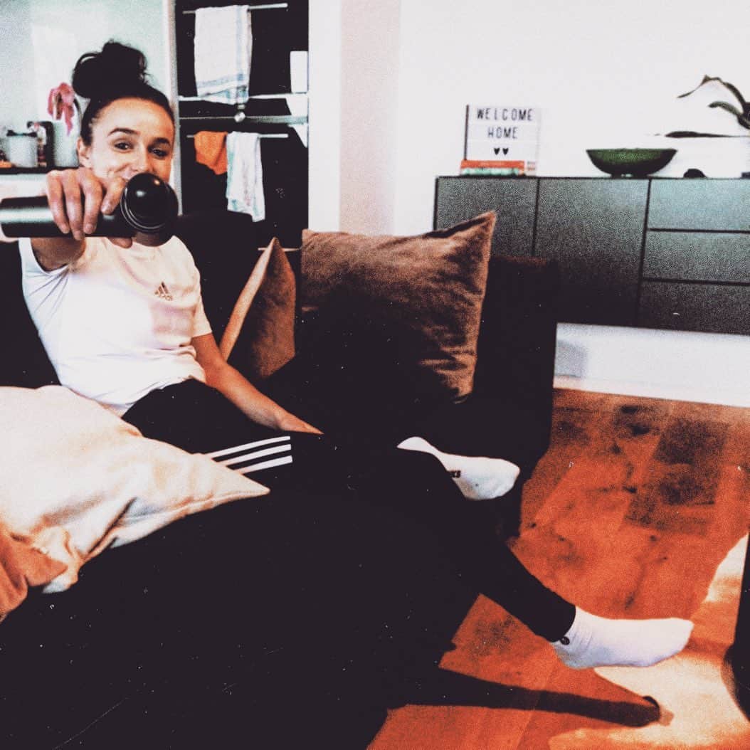 Lina Magullのインスタグラム：「Mein Helferlein für meine Muskelein 😋 #winterbreak #massagegun #gowiththeflow #flowsportstech #Lina10 %」
