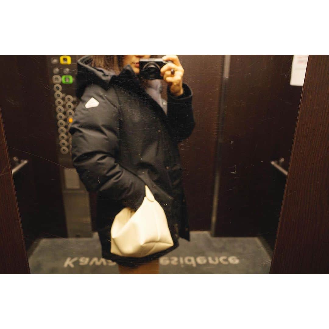 川上さやかさんのインスタグラム写真 - (川上さやかInstagram)「今日は本当に寒かった🌬 @pyrenex_japan のダウンはマットな黒と無駄のないシンプルなデザインがカジュアルすぎず着やすい♡ ダウンの暖かさを覚えてしまったらもう手放せない...✨ #downjacket #pyrenex  #knit #pants #auralee  #bag #therow #shoes #datesneakers」12月30日 23時24分 - sk_120
