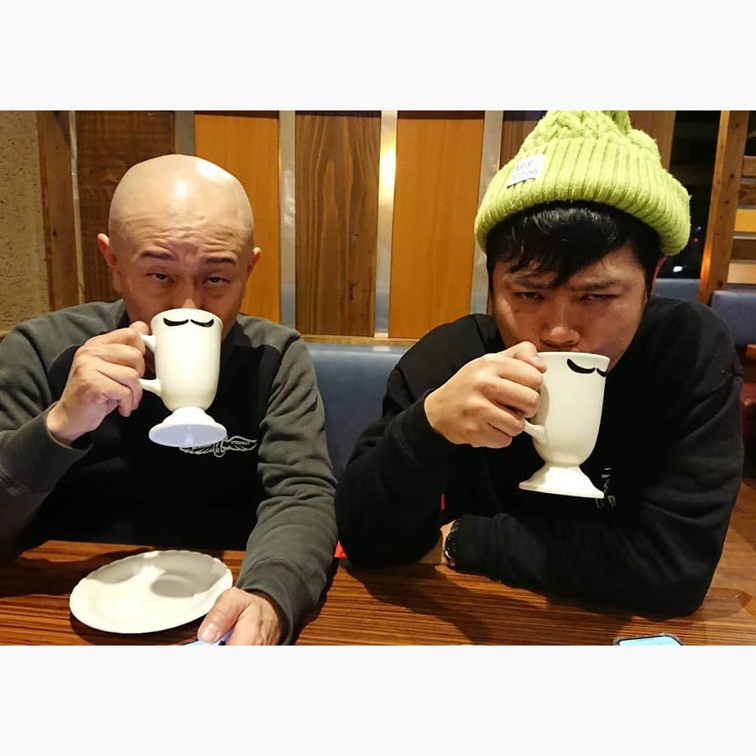 佐田正樹さんのインスタグラム写真 - (佐田正樹Instagram)「金玉兄さん。 珈琲飲みながらふざけとった。 髭に見える？って。 頭の毛が見えんよって。  本日ロケットカウル取り付け終了‼︎ 2021年元旦0時頃からYouTube生配信見らなつまらんばい！  #総長系YouTuber  #SATAbuilders #作田 #つくるた #ロケットカウル」12月30日 23時25分 - satakisama