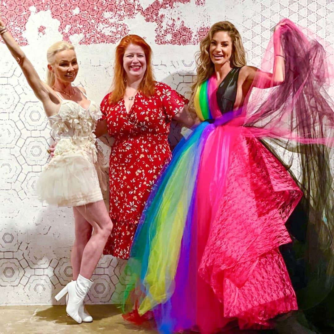 ジェニファー・ニコール・リーさんのインスタグラム写真 - (ジェニファー・ニコール・リーInstagram)「U is a party-Dress like it! Tis the season to dress up & get the holiday vibes up! But I always didn’t enjoy trying on clothes. I remember what it felt like when I was overweight and out-of-shape. Nothing fit and I hated trying on clothes! But ever since I “ reclaimed and unleashed my VIP power”, I love living the fun fit and now fashionable lifestyle! Playing dress-up is such a joy! If you are silently suffering in your own unhealthy lifestyle, I'm here to help you! As many of you know I lost over 80 lb after the birth of my children in 2003, fast forward 18 years later, I still have been able to keep it off, and I coach a tribe of beautiful women online helping them achieve all of their healthy lifestyle goals! It's all about making it fun and sustainable, a life-changing program with nutritional support, coaching, and an unmatchable community of other like-minded women who are driven to succeed! We all support each other and plus it's so much fun! I'm extending a warm invitation to you to join me at @jnlgymvip  also the link is in the bio!! Special thanks to  my fellow @VIPQueensWhoConquer member & friend @sandrafiorenza1 or the invite to the magical art gallery with the most beautiful gowns by @indie_true_ Photo credit to the fab n fierce VIP queen @Yaya_balarin And ty @michaelhonablue We are stronger together! xxx ooo Believe, JNL . . . #fun #play #dress #up #fashion #fit #fitnessmodel #design #couture #art #gallery #smile #celebrate #JenniferNicoleLee #party #grateful #shine #rainbow #dress #vippower #queen #vipqueen #imavipqueen #fashion #friday #fashionfriday #pretty」12月30日 23時37分 - jennifernicolelee