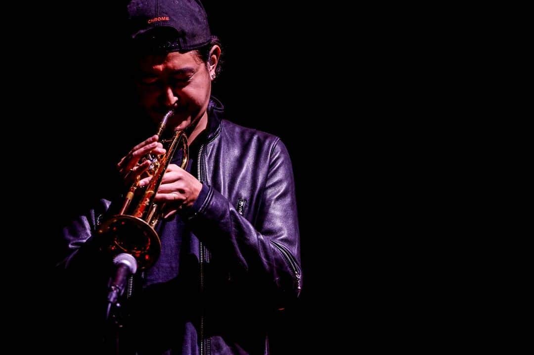 のインスタグラム：「#SiMTHESHOW "PANDORA" M07.DUBSOLUTION#4 M09.Rosso & Dry で、吹いてきたよん🎺 どうだった？ SiM呼んでくれてありがとさん . photo by @kouhey0622 #heysmith #SiM #TRIPLEAXE #trumpet」