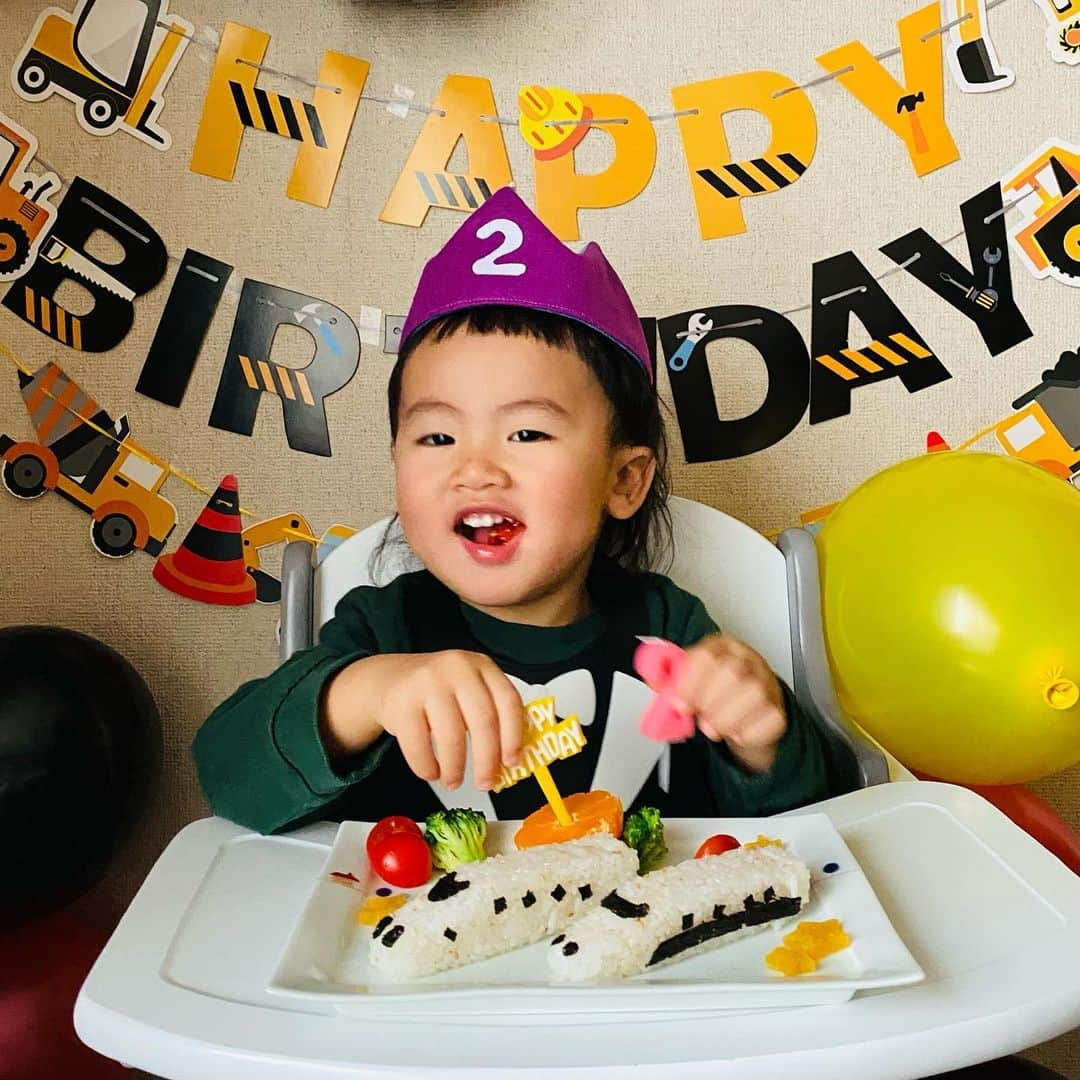 森本容子さんのインスタグラム写真 - (森本容子Instagram)「先日2歳になりました✨実家でお誕生日を迎えたので、ばぁばが朝ごはんからデコってくれました💛 朝は新幹線押し寿司。 ランチにお誕生日のお祝いをしてもらいました💛  @kariangofficial @ymdoshop @bankertokyo @yocomorimoto #bankertokyo #ymdoshop #kariang #tokyo #denim #japanmade #カリアング#レディスウェア#今日のコーデ#カットソー#コーディネート#森本容子#キッズウエア #マタニティウエア #マタニティ#マタニティコーデ #がんばれ高齢出産 #fashion #yocomorimoto  #2歳 #40代」12月30日 23時38分 - yocomorimoto