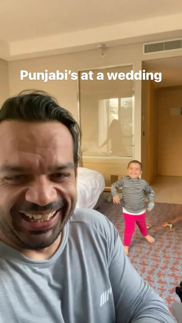 Gaurav Tanejaのインスタグラム：「Punjabi’s at a wedding after 2 pegs. @yoyohoneysingh #FirstKiss #Flyingbeast」