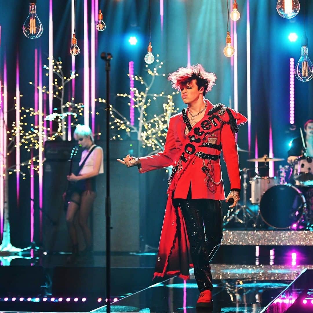 BBC Radioさんのインスタグラム写真 - (BBC RadioInstagram)「These photos of Yungblud at the Top of the Pops New Years Eve special deserve to be hung in a gallery 🖼  Watch his performance on @bbcone at 4.20pm, December 31st.」12月30日 23時30分 - bbcradio1