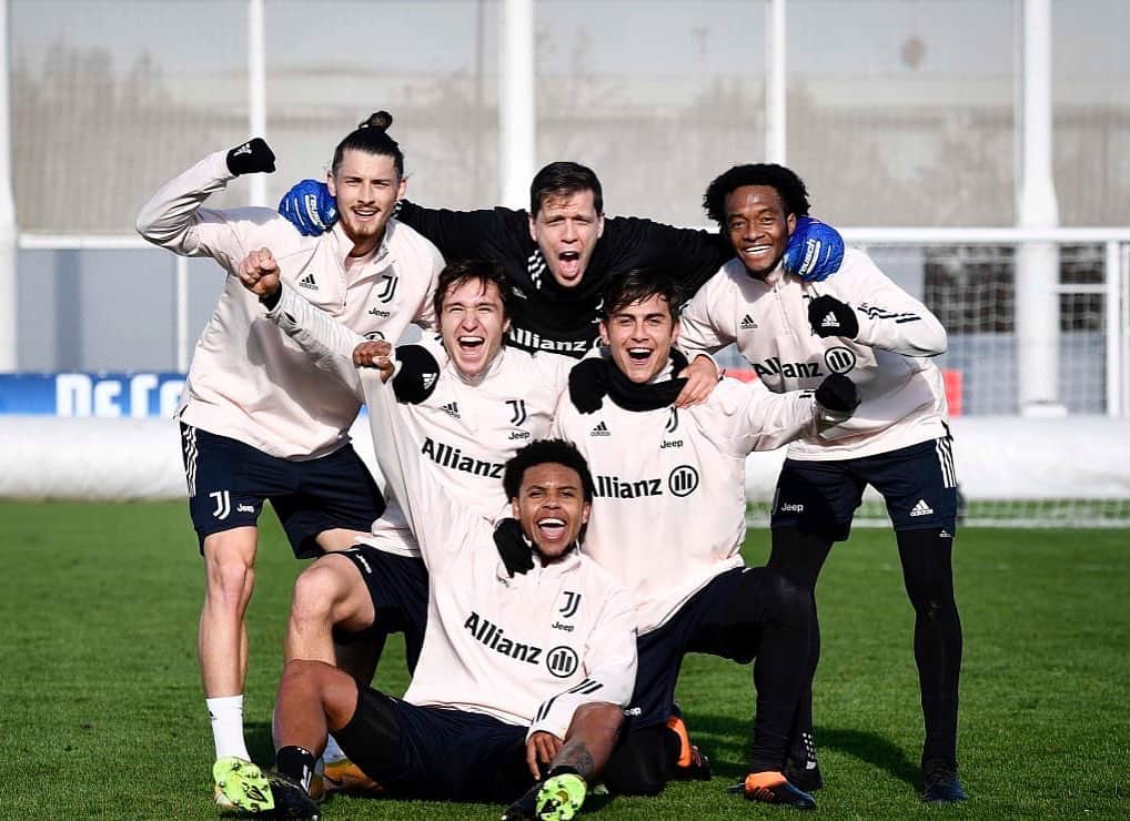 ヴォイチェフ・シュチェスニーのインスタグラム：「Smiles all round in training 😎⚽️   #ForzaJuve #Training #finoallafine」